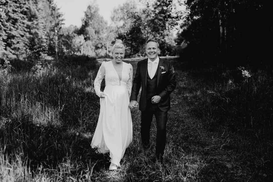 Braut und Bräutigam beim Shooting in der Natur