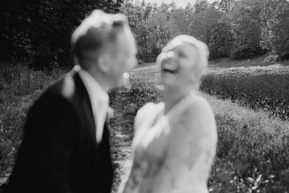 Authentisch lachendes Brautpaar beim Hochzeitshooting mit Laura-Sophie Jung