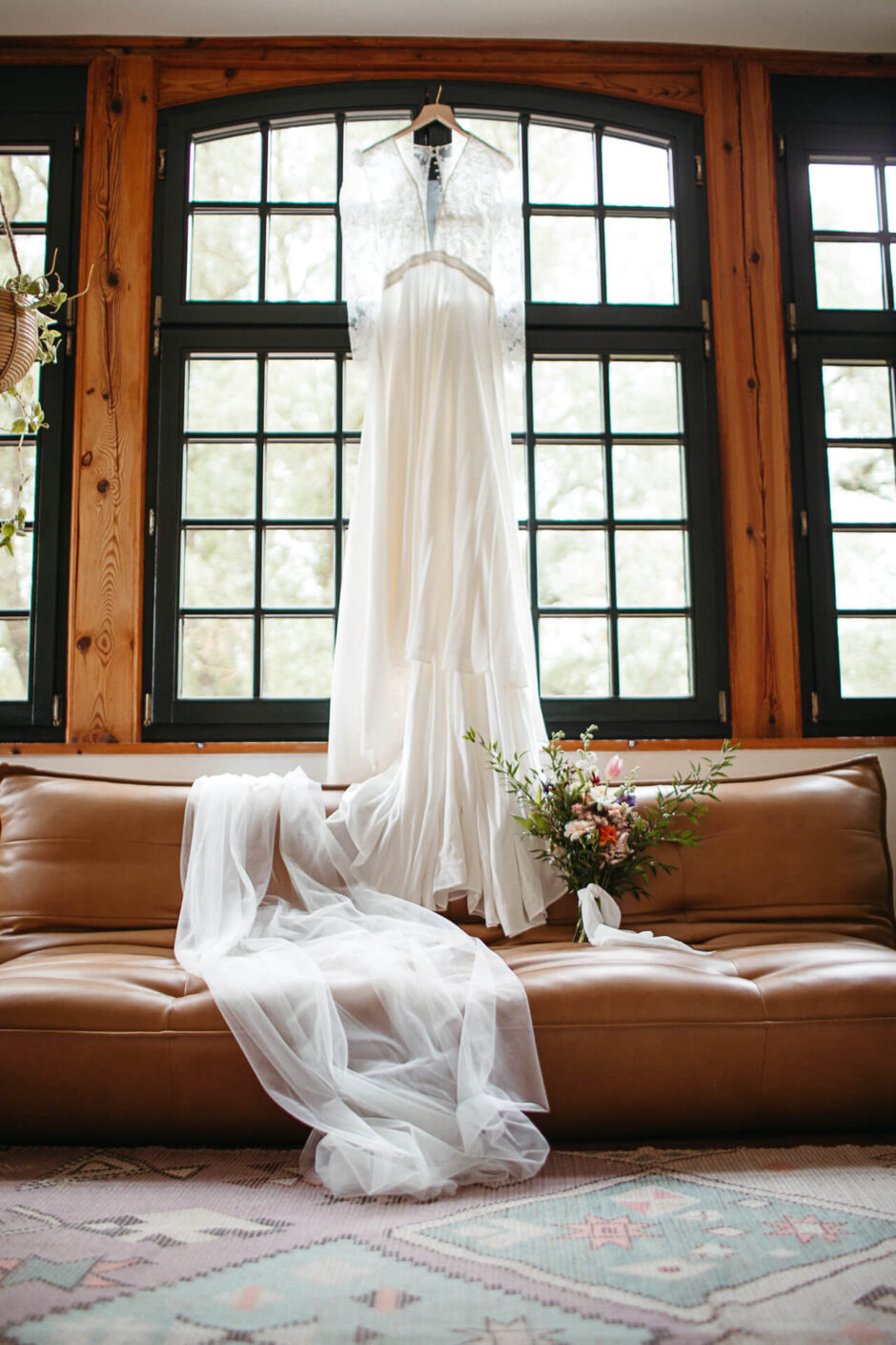 Brautkleid Brautstrauß und Accessoires der Braut in der Salvey Mühle