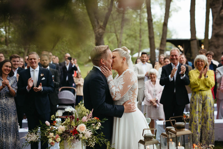 Kuss des Brautpaares nach der emotionalen standesamtlichen Trauung an der Salvey Mühle