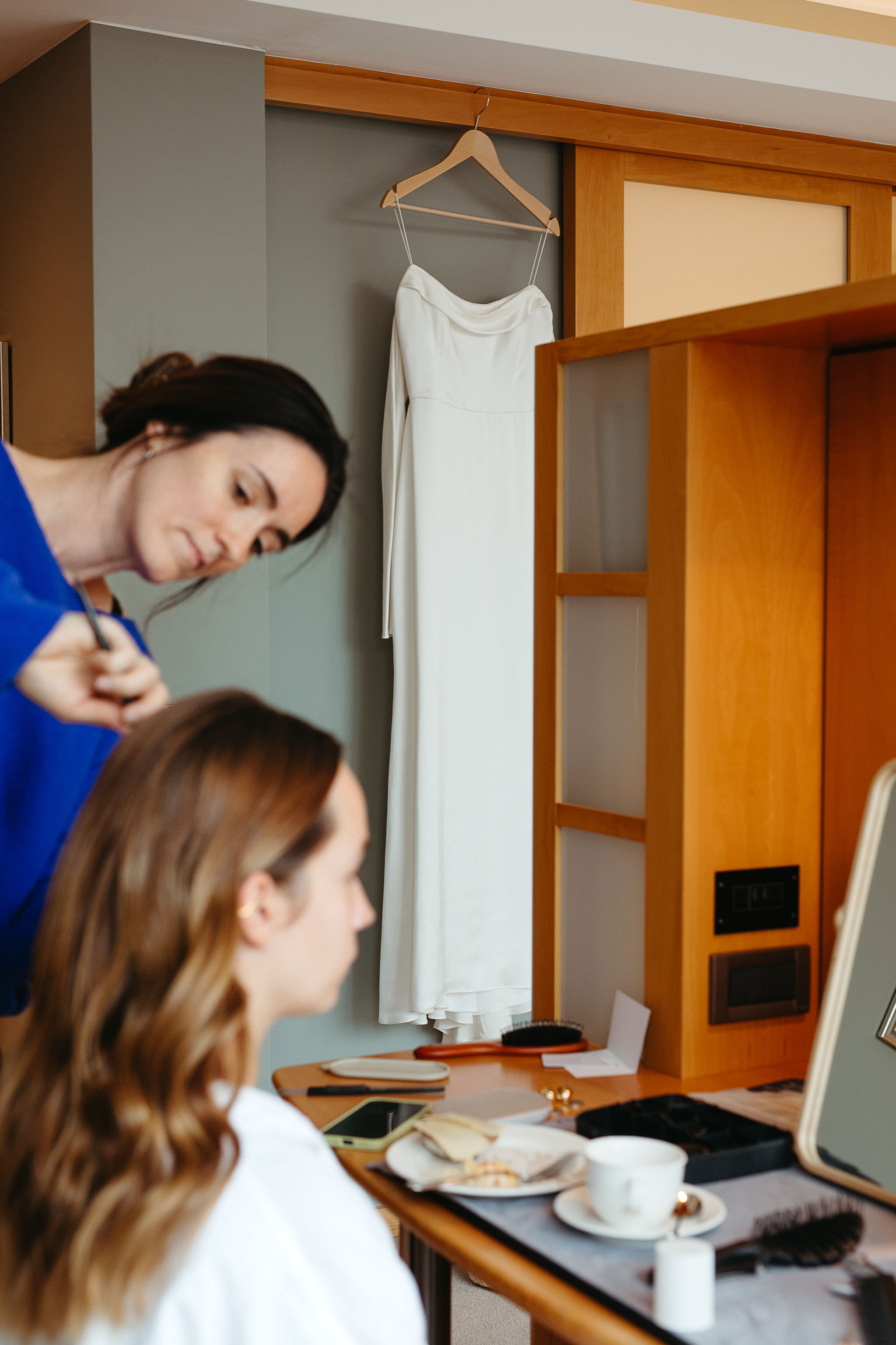 Vor der Hochzeit: Die Braut mit Stylistin beim Getting Ready. Fotografiert von Laura-Sophie Jung.