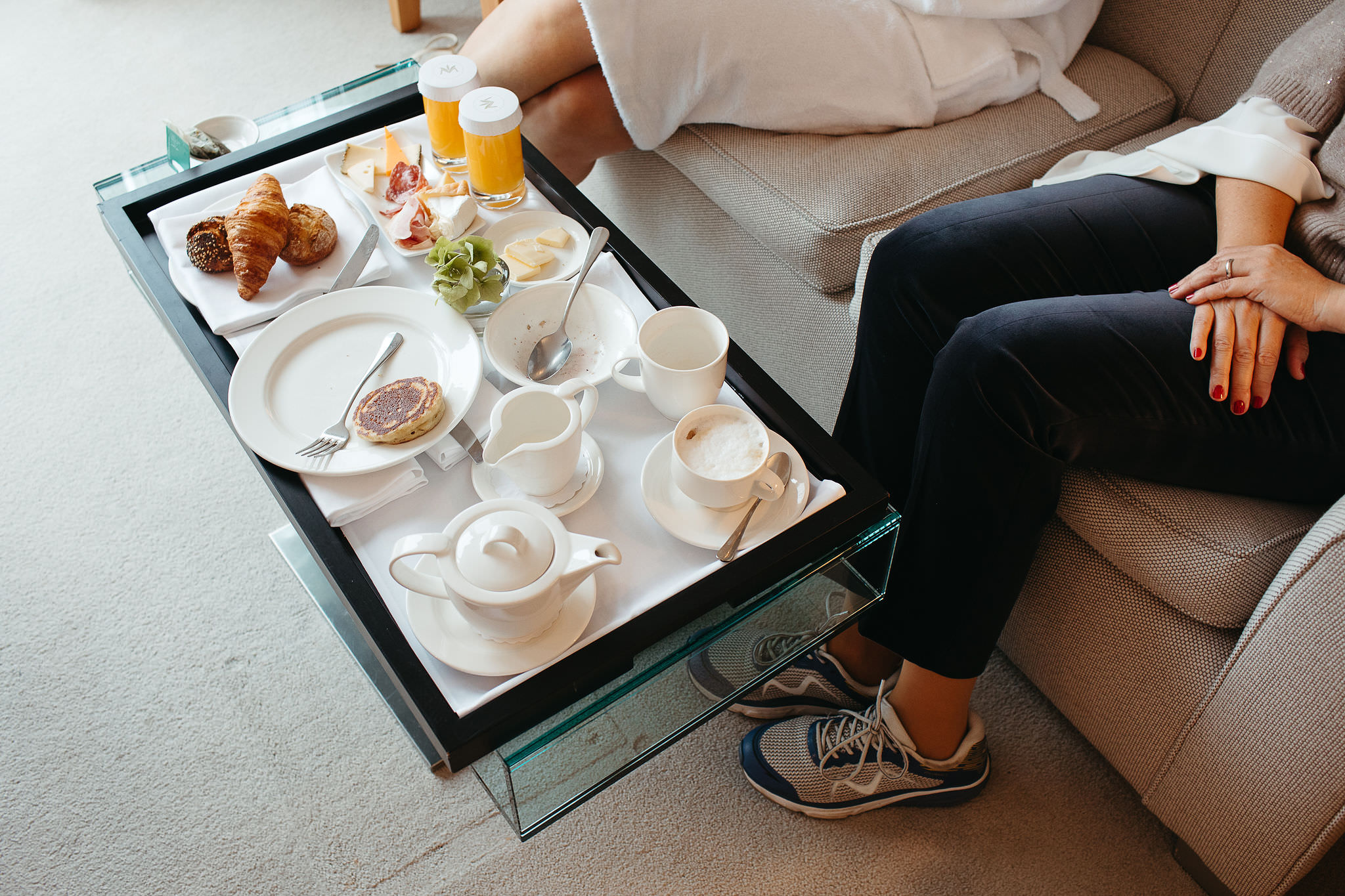Frühstück am Hochzeitstag: Cappuccino, Tee, Croissants, Wurst, Käse und gesunder Saft. Fotografiert von Laura-Sophie Jung.