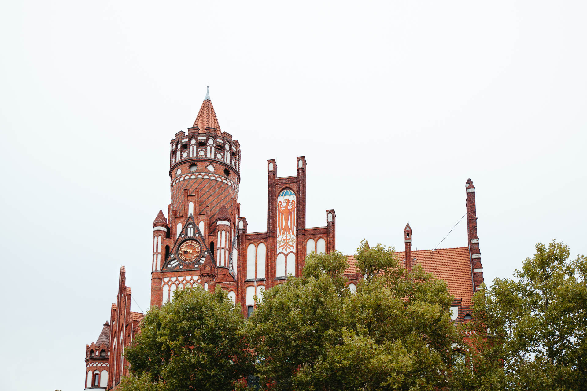 Location für die Standesamtliche Trauung: Das Rathaus Schmargendorf in Berlin. Fotografiert von Laura-Sophie Jung, Hochzeitsfotografin Berlin.