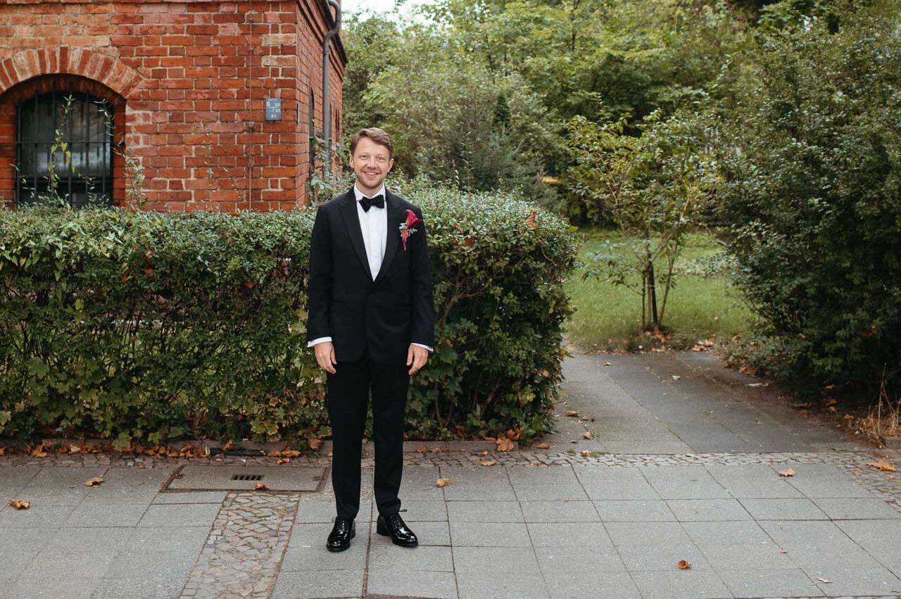 Vor der Hochzeit: Bräutigam steht vor dem Rathaus Schmargendorf, wo die standesamtliche Trauung stattfinden wird. Fotografiert von Laura-Sophie Jung.