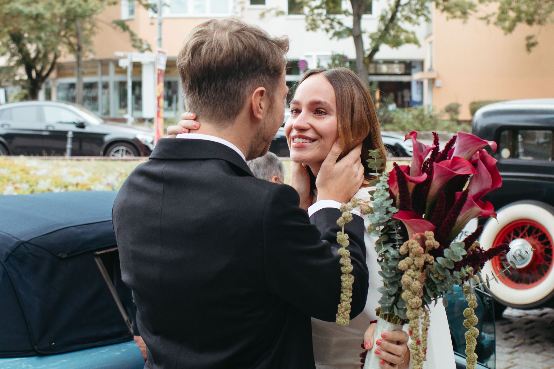 Emotionaler Moment vor der Trauung: Braut und Bräutigam begrüßen sich vor dem Standesamt. Hochzeitsfoto von Laura-Sophie Jung.