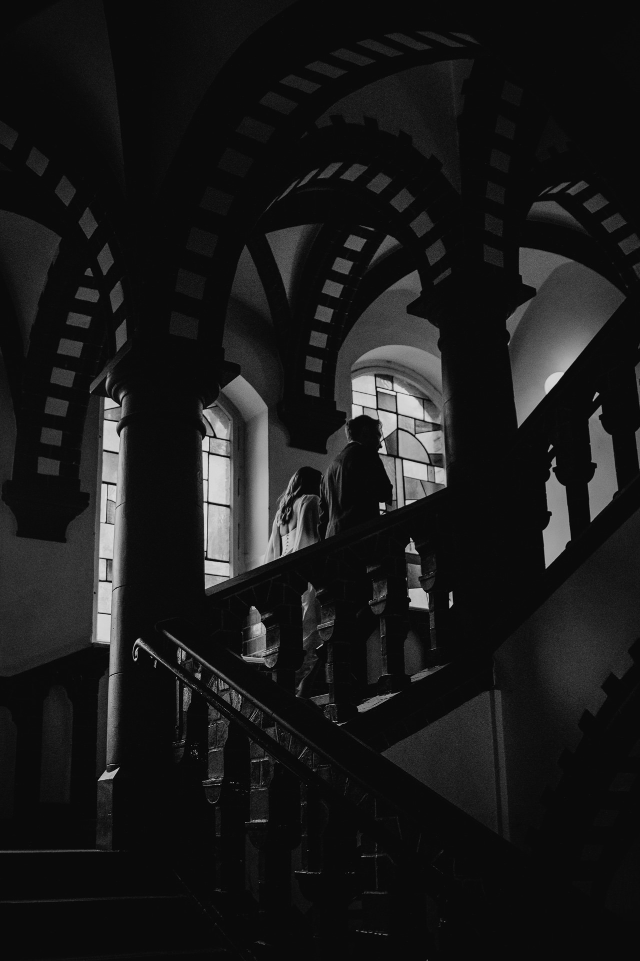 Braut und Bräutigam auf der Treppe auf dem Weg zum Trausaal im Rathaus Schmargendorf. Bild von Hochzeitsfotografin Laura-Sophie Jung.