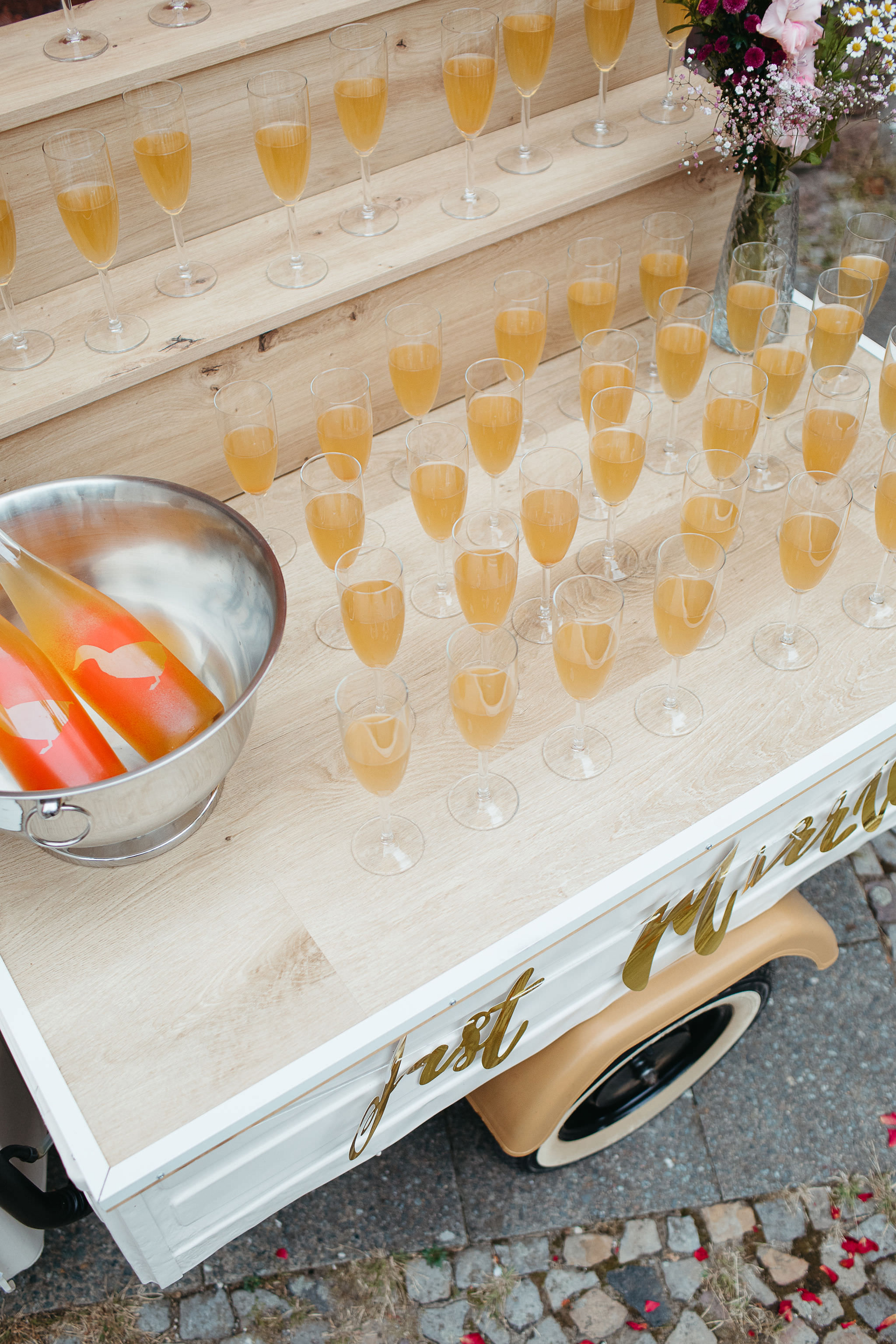 Sektempfang vor dem Standesamt mit nostalgischer Event Ape. Foto von Laura-Sophie Jung.