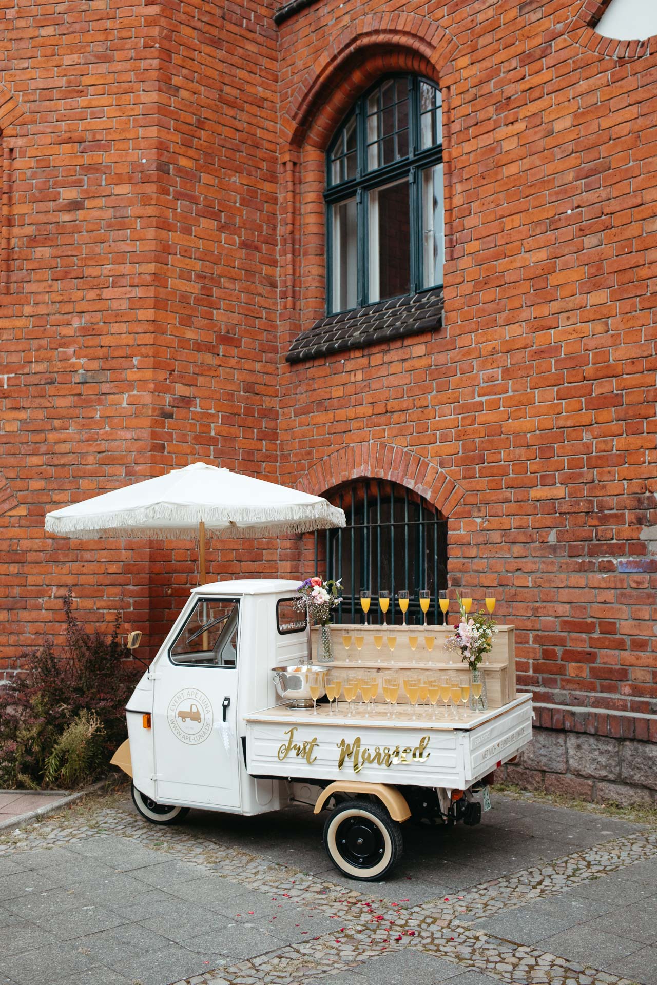 Just Married: Feierlicher Empfang vor dem Standesamt Schmargendorf mit nostalgischer Event Ape. Foto von Laura-Sophie Jung.