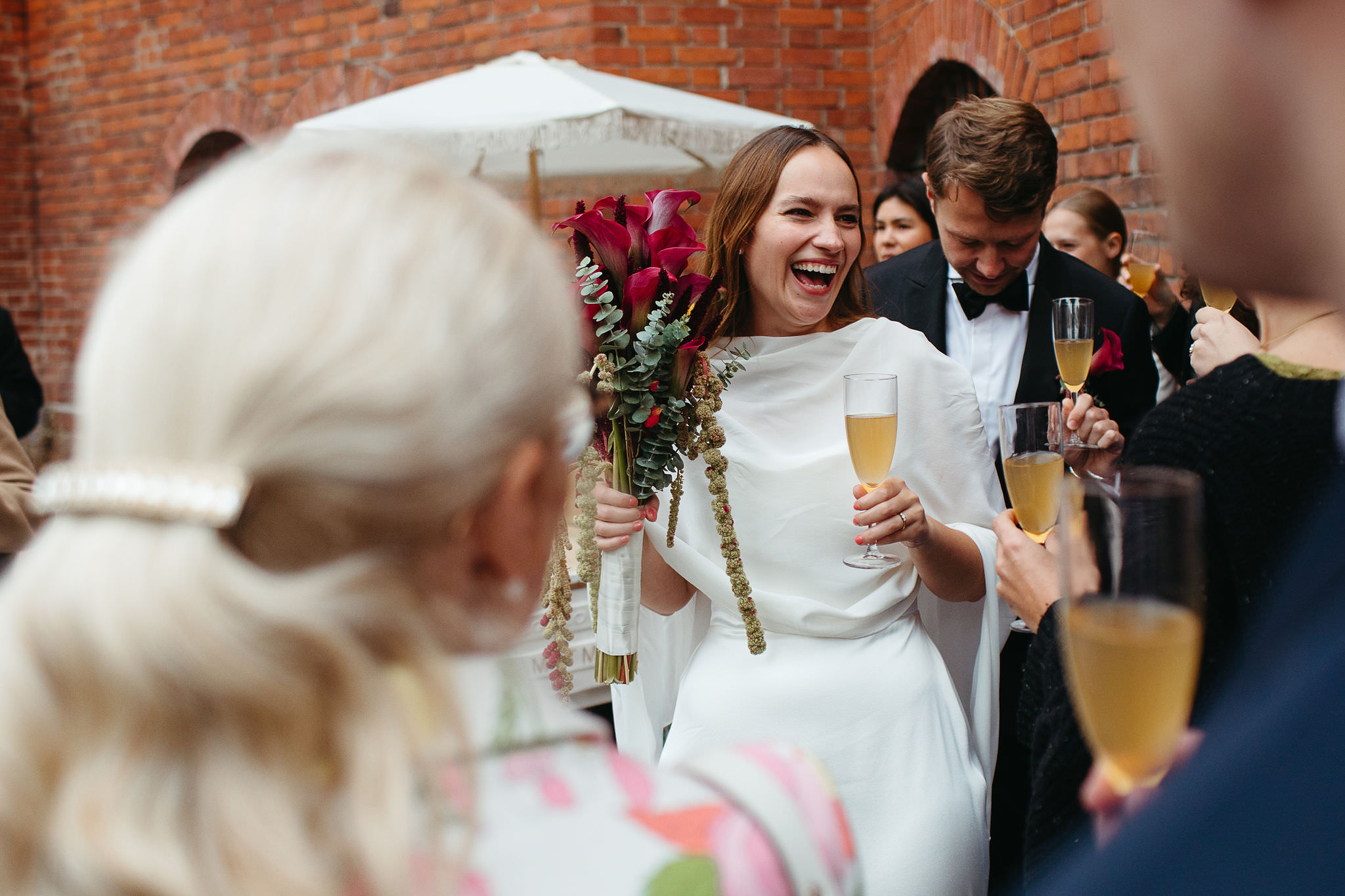 Emotionale Hochzeitsfotos nach der Trauung: Braut, Bräutigam und Gäste fröhlich beim Empfang vor dem Standesamt Schmargendorf. Hochzeitsbild von Laura-Sophie Jung.