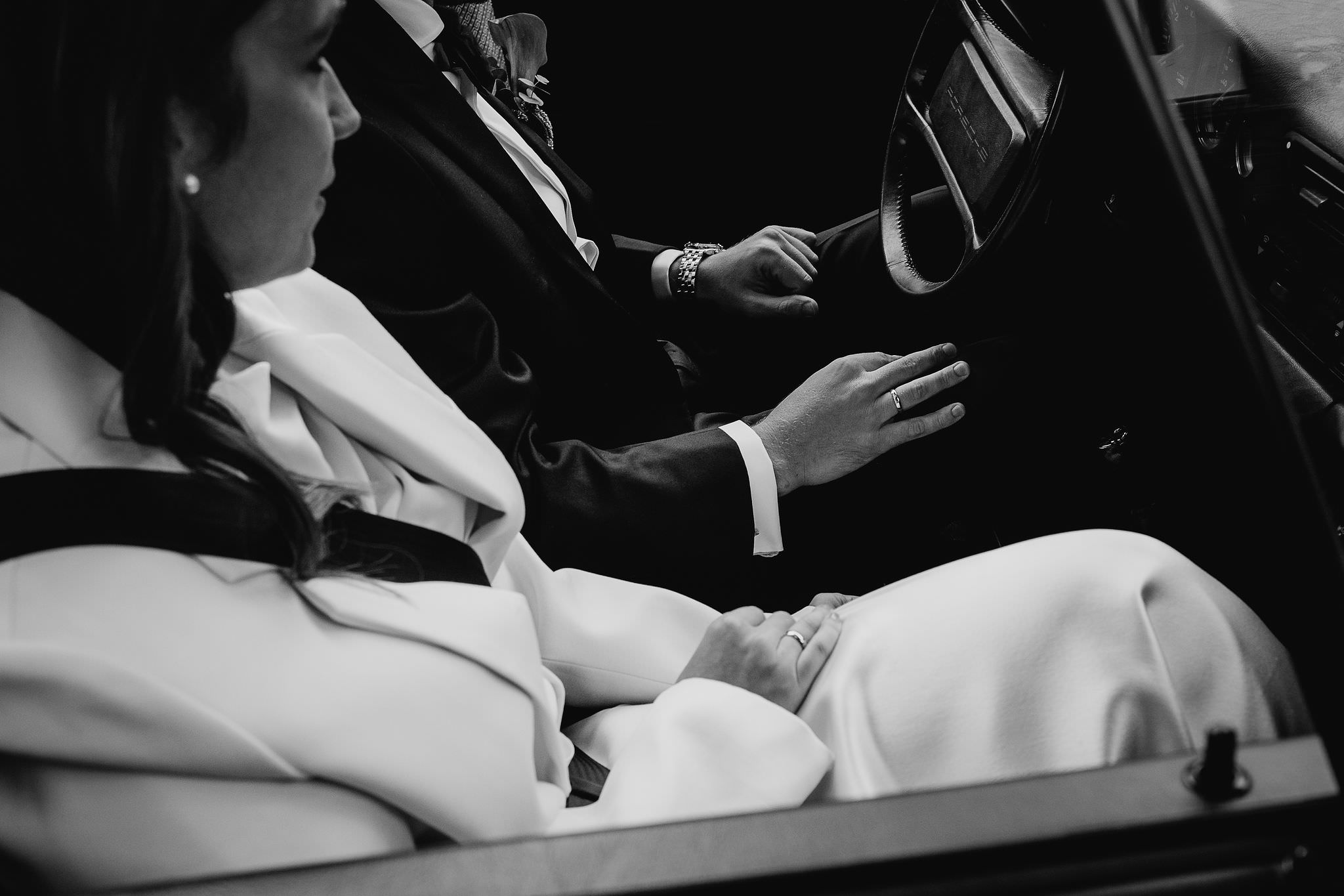 Brautpaar im Hochzeitsauto. Foto in schwarz-weiß von Laura-Sophie Jung.