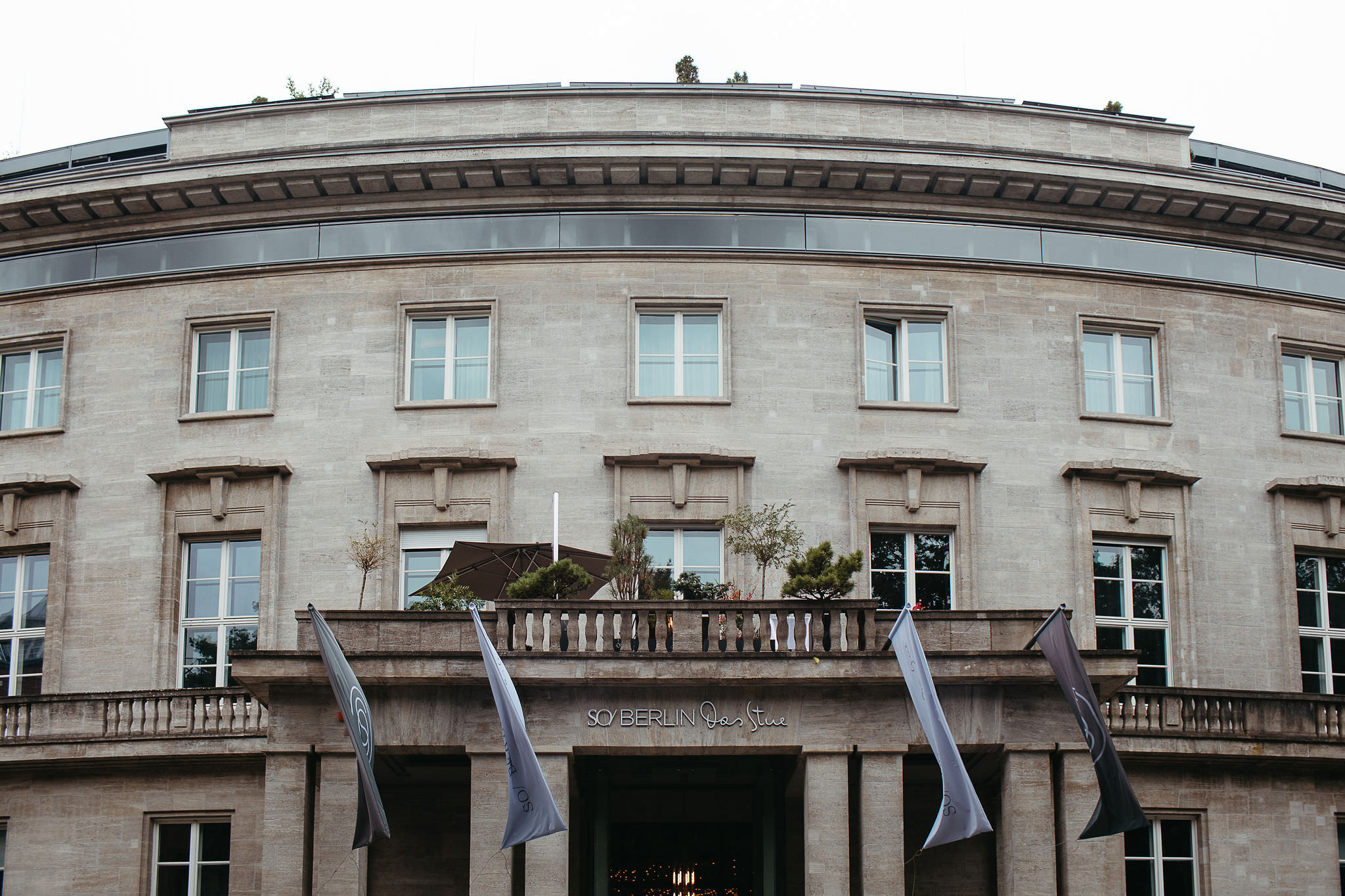 Location für die Hochzeitsfeier: SO/Berlin Das Stue, Gebäude von außen. Bild von Laura-Sophie Jung, Hochzeitsfotografin Berlin.