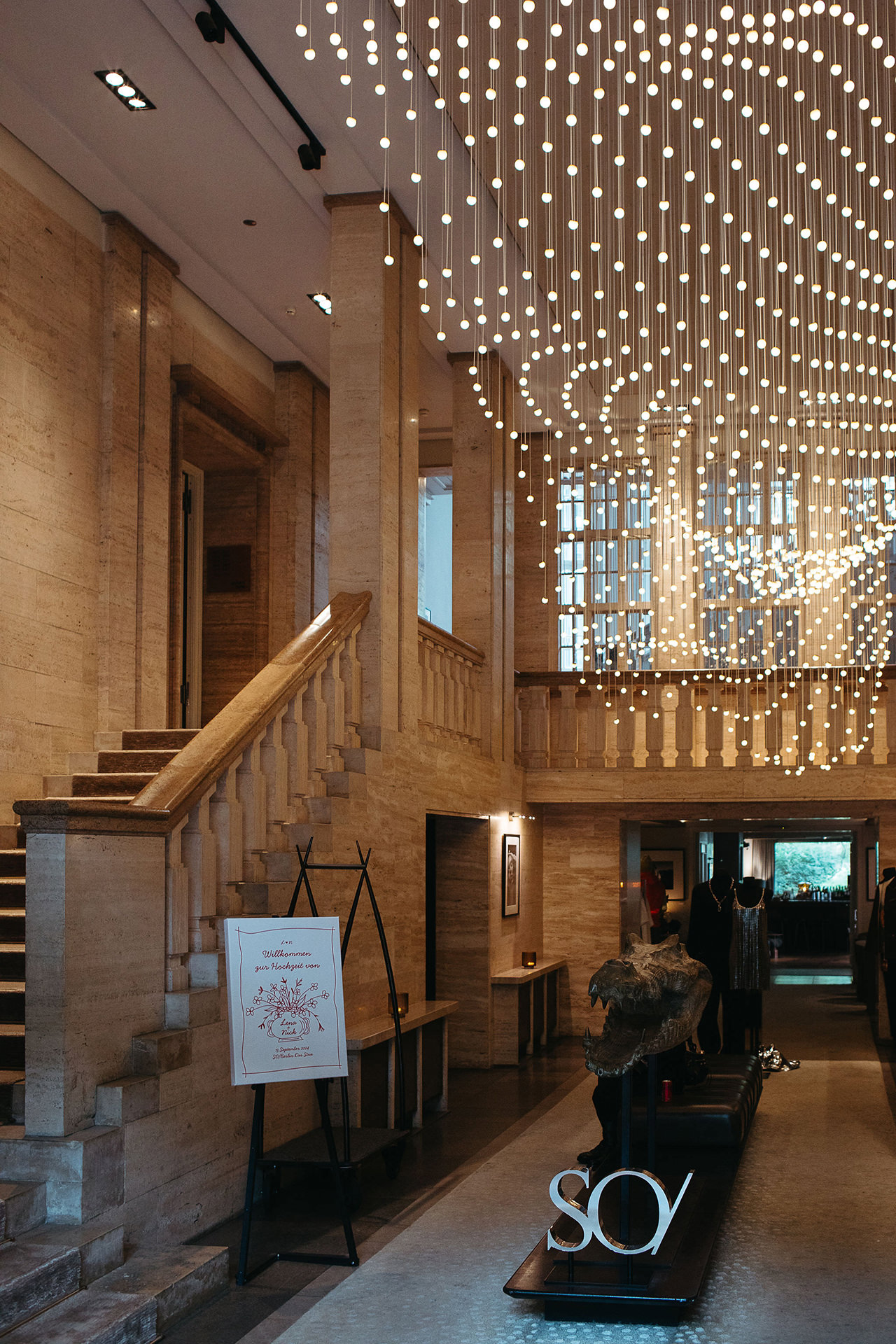 Location für die Hochzeitsfeier: SO/Berlin Das Stue, Eingangsbereich und Treppe. Bild von Laura-Sophie Jung, Hochzeitsfotografin Berlin.