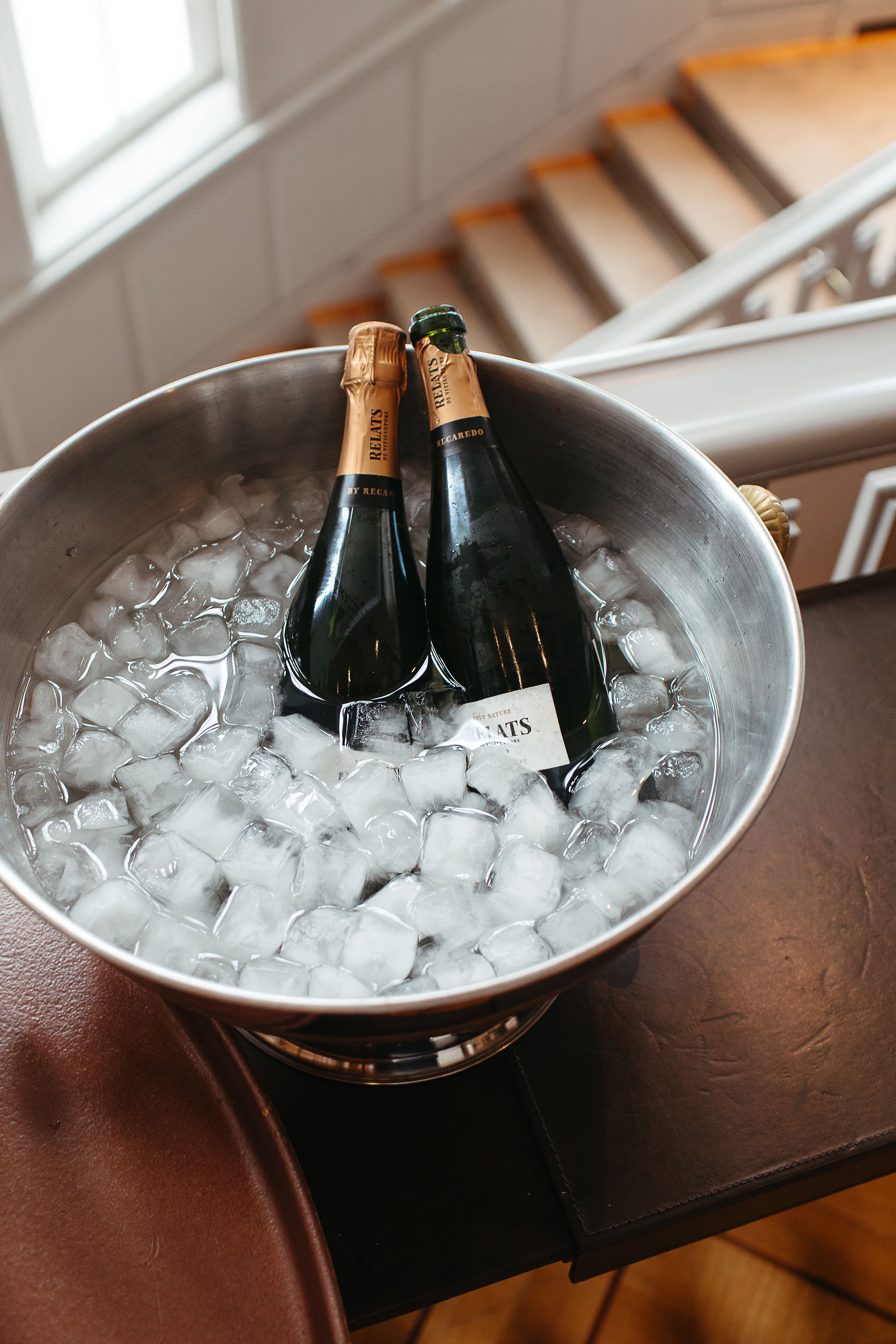 Bereit für die Hochzeitsfeier: Zwei Sektflaschen im Eisbad. Foto von Laura-Sophie Jung.