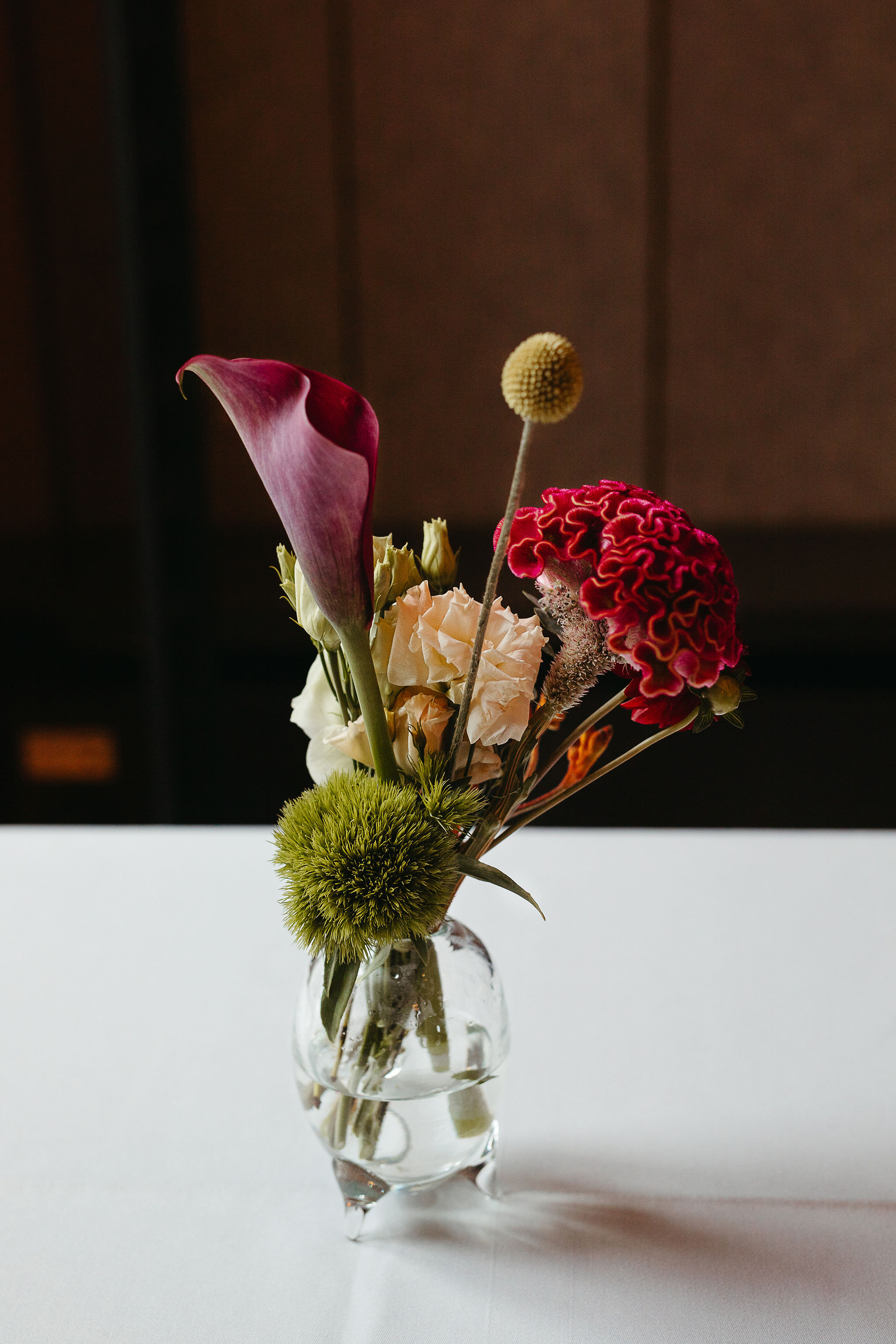 Stilvolle Blumendeko für die Hochzeitsfeier. Foto von Laura-Sophie Jung.