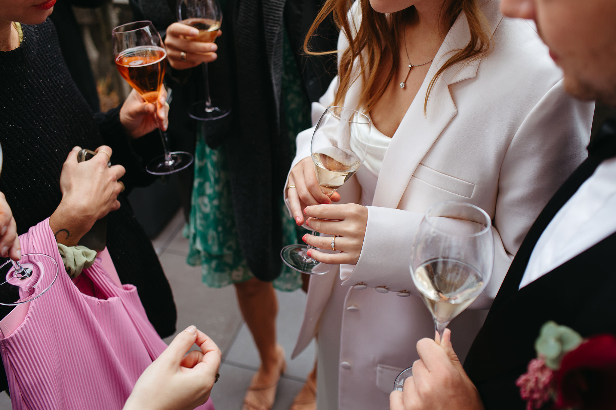 Die Hochzeitsfeier beginnt: Brautpaar und Gäste beim Sektempfang. Fotografiert von Laura-Sophie Jung, Berlin.