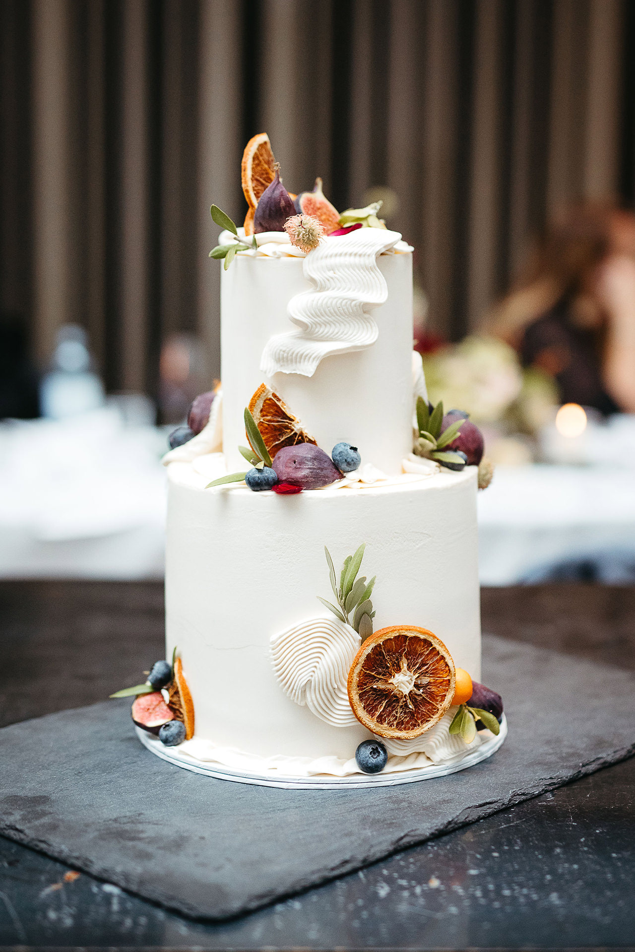 Prächtige Hochzeitstorte mit Früchten dekoriert. Foto von Laura-Sophie Jung, Hochzeitsfotografin Berlin.