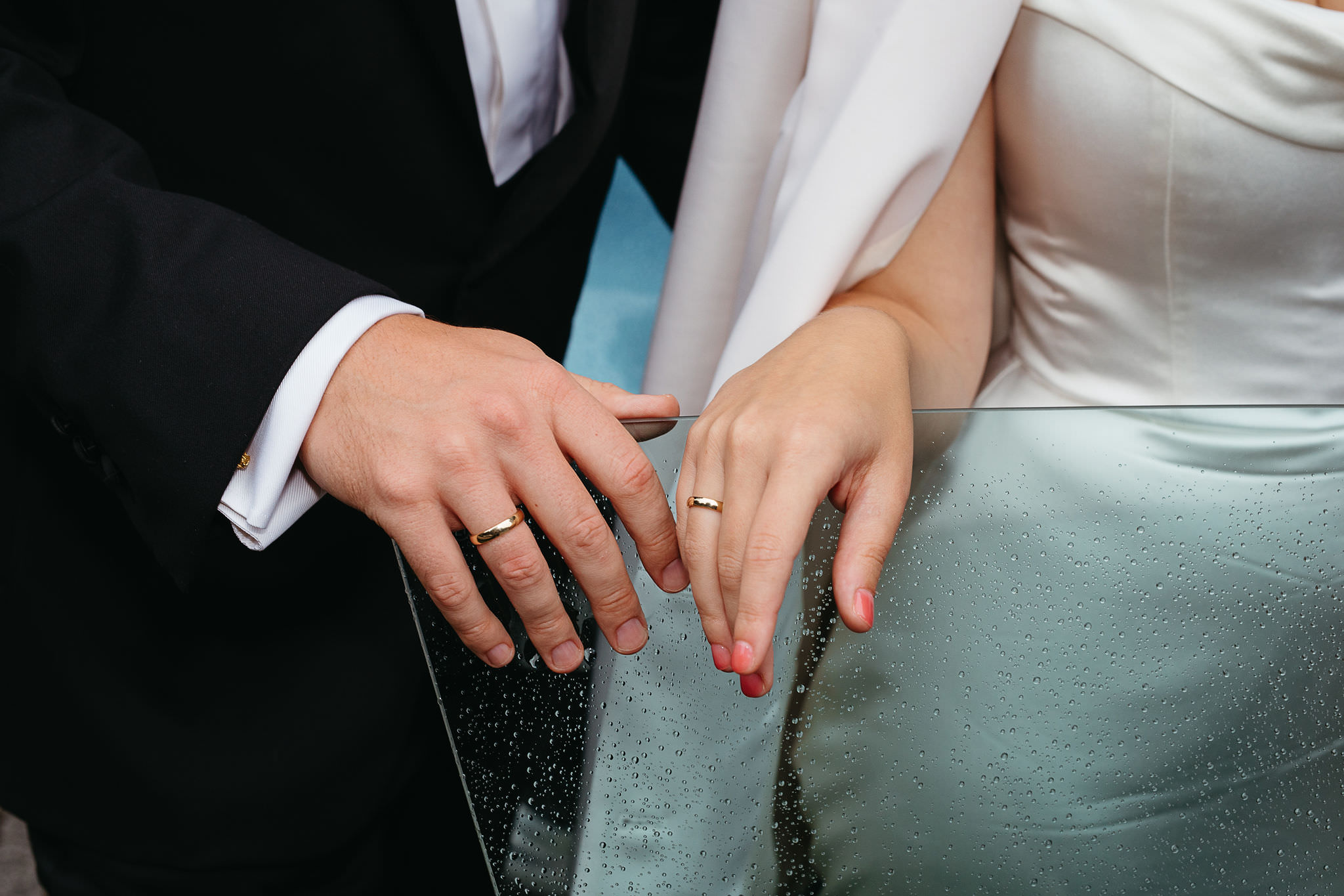 Hochzeitsfoto: Die Hände des Brautpaars mit den Ringen. Fotografiert von Laura-Sophie Jung, Hochzeitsfotografin Berlin.