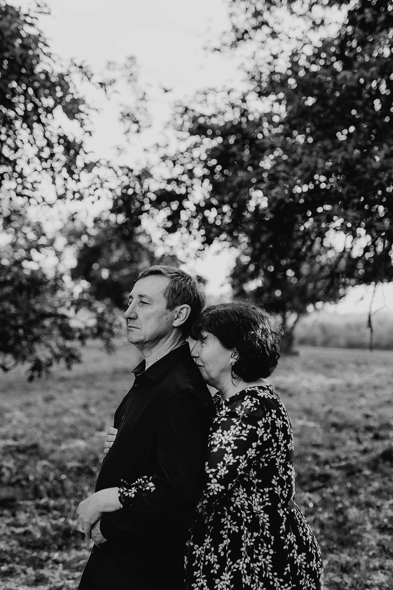 Generationen Fotoshooting Familie: Mutter umarmt Vater von hinten. Foto: Laura-Sophie Jung