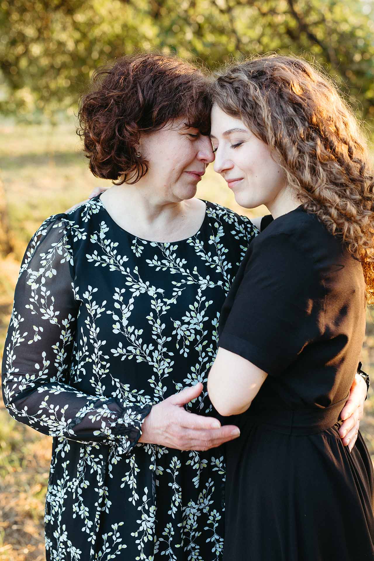 Generationen Fotoshooting Familie: Mutter und Tochter zueinander geneigt und lächelnd. Fotografiert von Laura-Sophie Jung