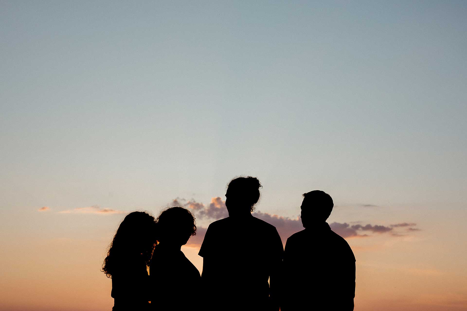 Generationen Fotoshooting Familie: Silhouette von Familie vor dramatischem Sonnenuntergang. Fotografiert von Laura-Sophie Jung