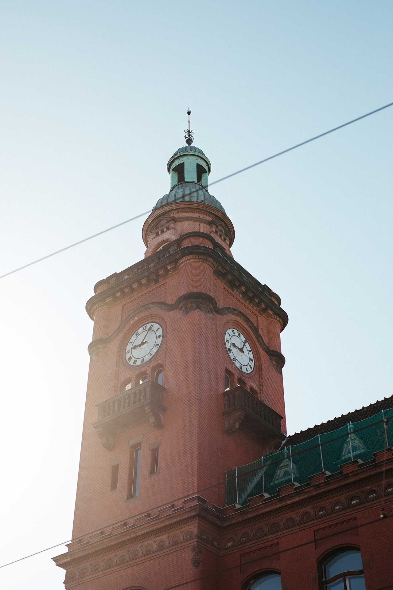 Hochzeitsfotos Standesamt: Standesamt Pankow Gebäude fotografiert von Laura-Sophie Jung