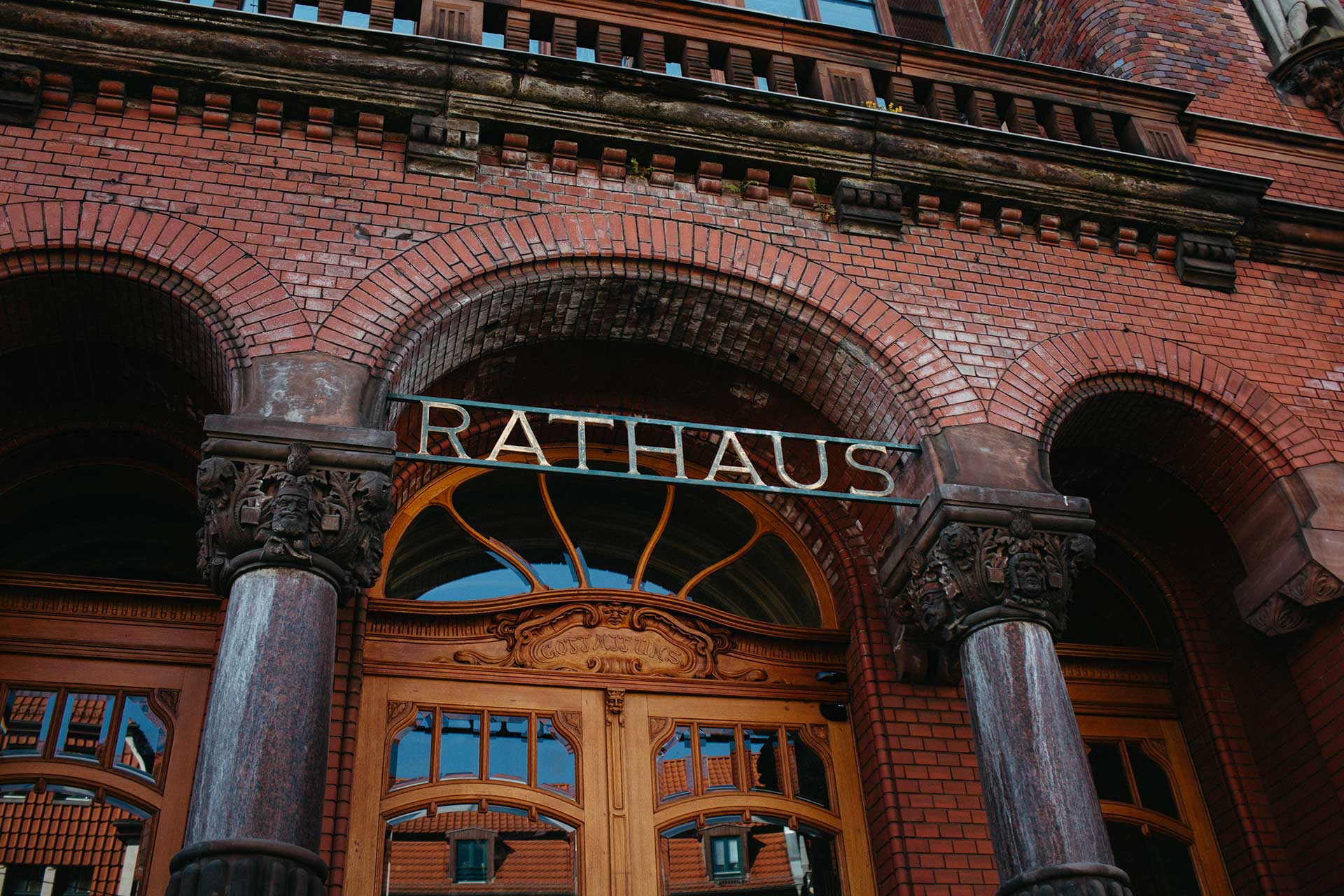 Hochzeitsfotos Standesamt: Eingangstür Rathaus Pankow Foto: Laura-Sophie Jung
