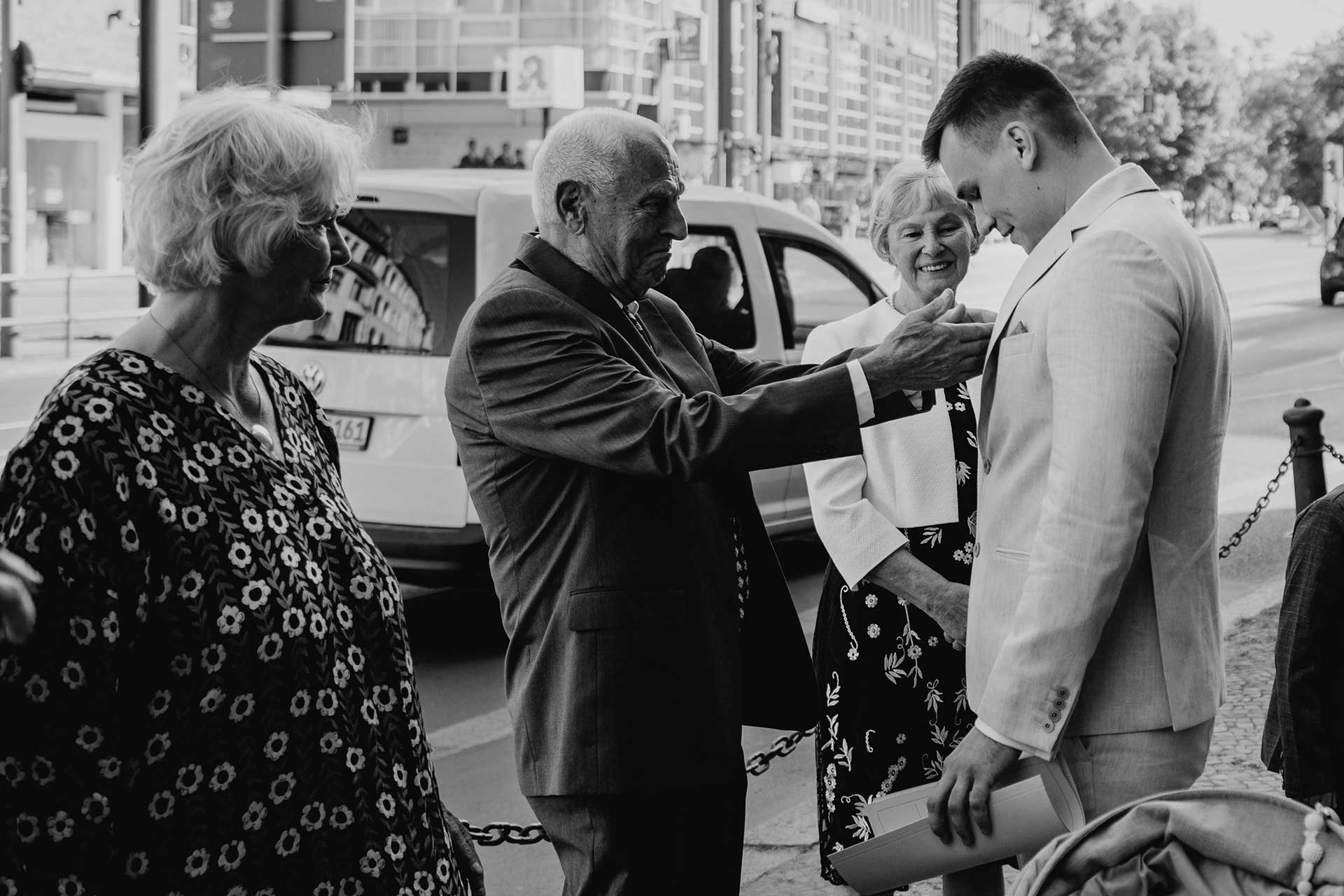 Hochzeitsfotos Standesamt: Großeltern prüfen Anzug des Bräutigams. Fotografiert von Laura-Sophie Jung