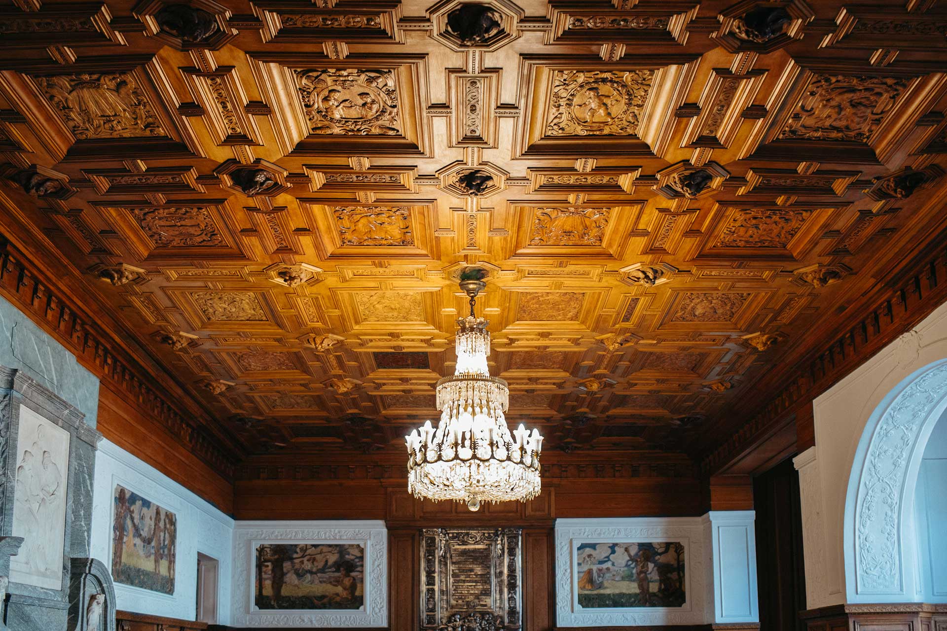 Hochzeitsfotos Standesamt: Leuchtender Kronleuchter im Trauzimmer. Fotografiert von Laura-Sophie Jung