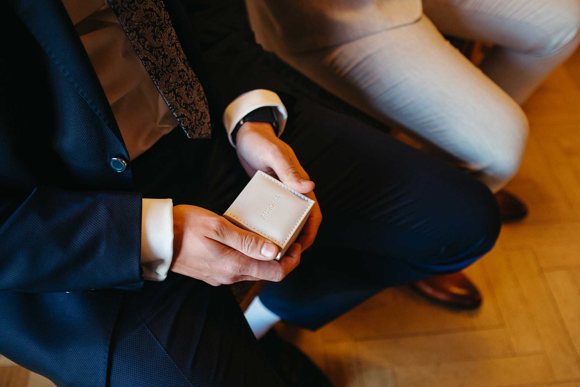 Hochzeitsfotos Standesamt: Hände halten das Ringkästchen für die Trauung. Foto: Laura-Sophie Jung