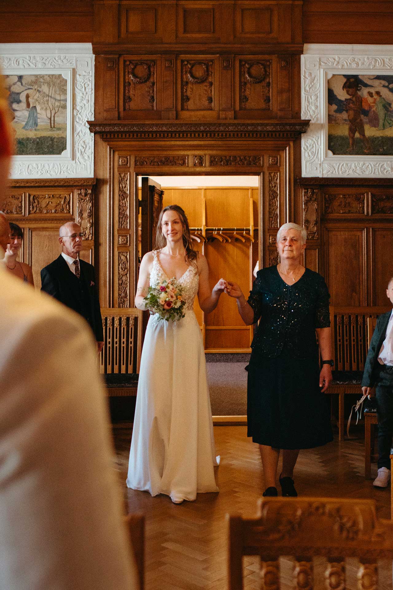 Hochzeitsfotos Standesamt: Mutter begleitet Braut zur Trauung. Fotografiert von Laura-Sophie Jung