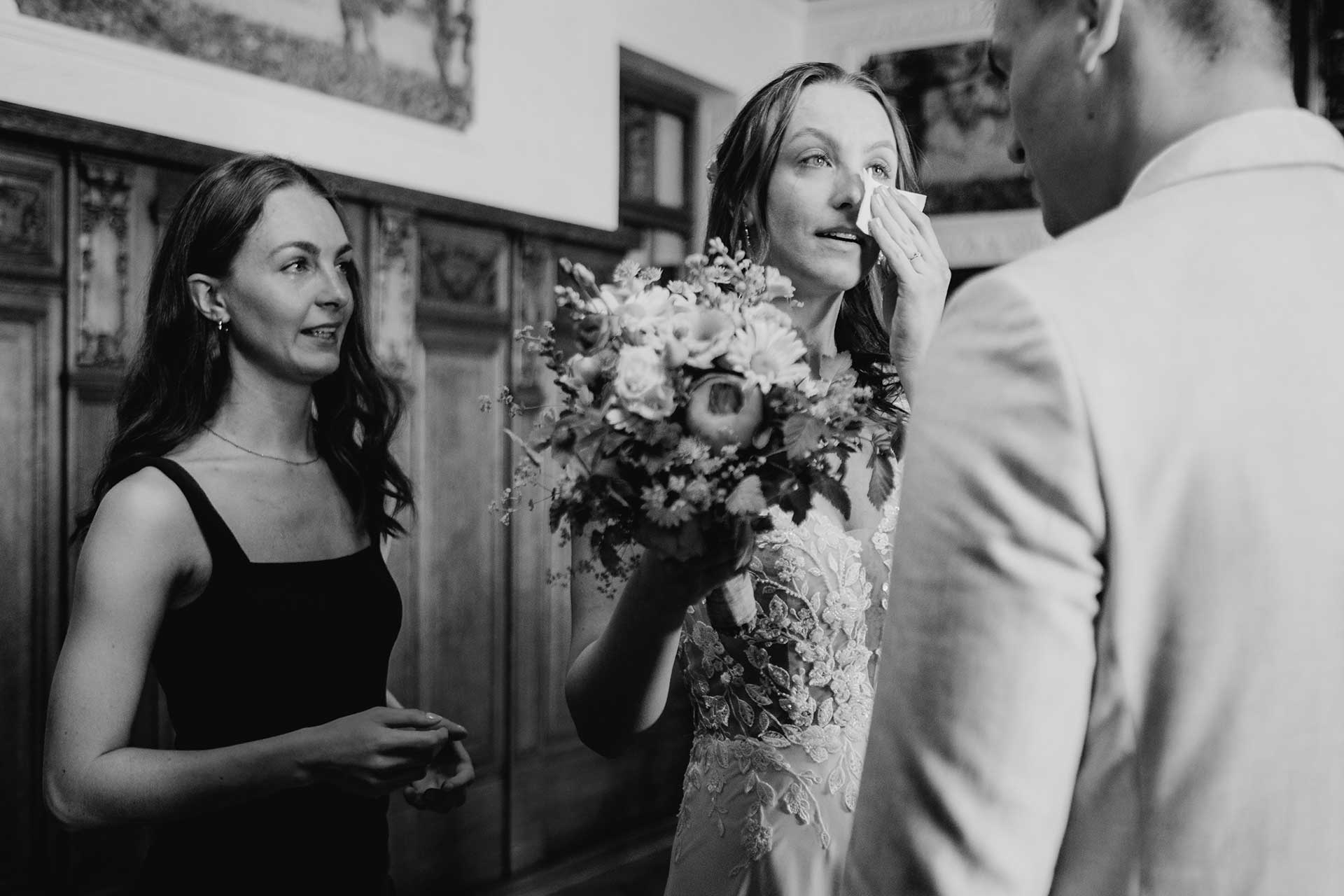 Hochzeitsfotos Standesamt: Braut wischt sich die Tränen weg. Fotografiert von Laura-Sophie Jung