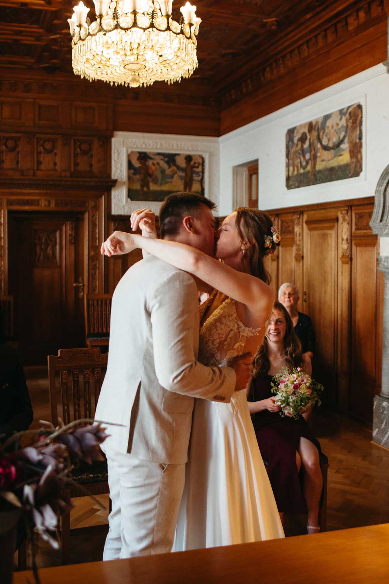 Hochzeitsfotos Standesamt: Erster Kuss des Paares. Fotografiert von Laura-Sophie Jung