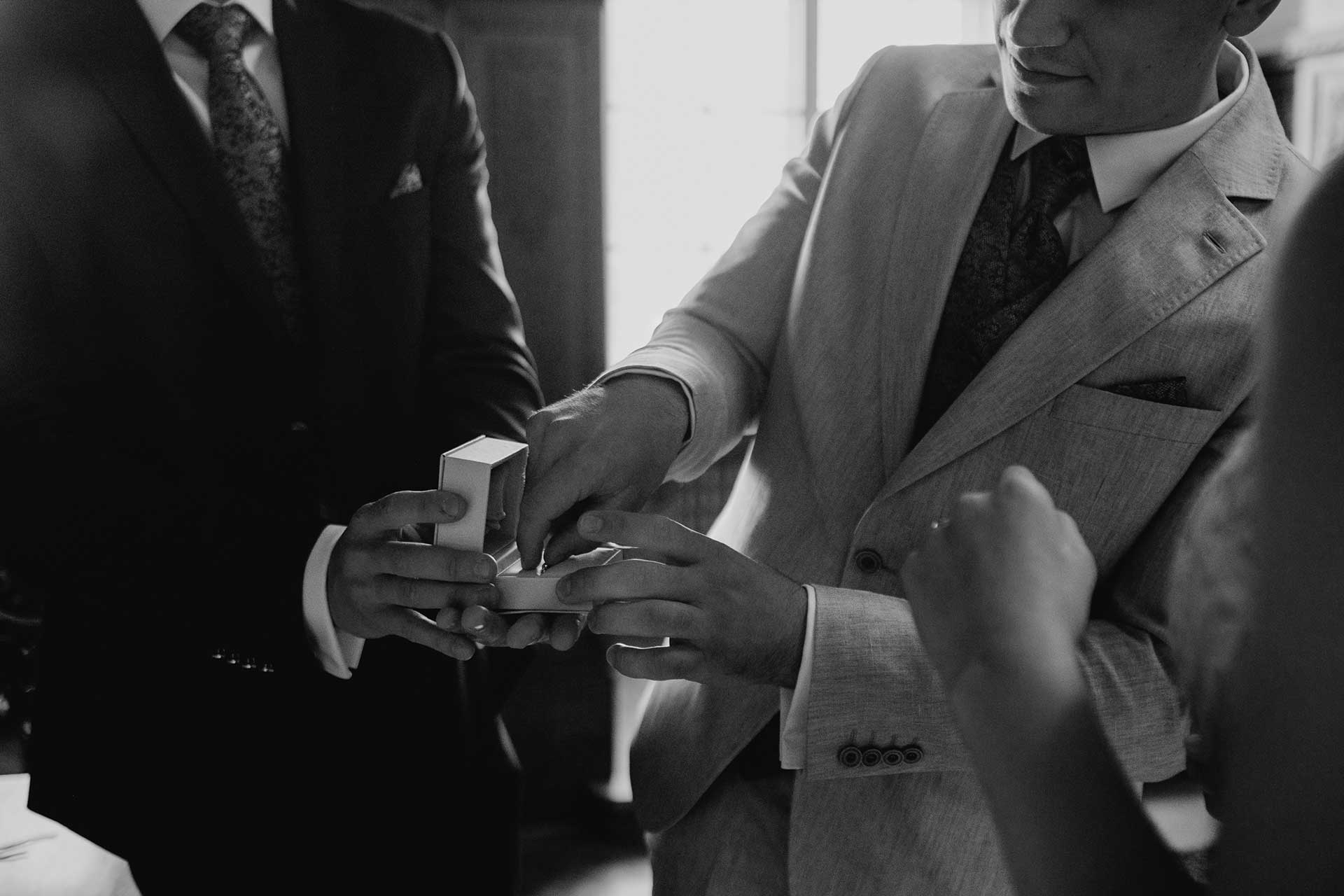 Hochzeitsfotos Standesamt: Ringe werden aus dem Ringkästchen geholt. Fotografiert von Laura-Sophie Jung