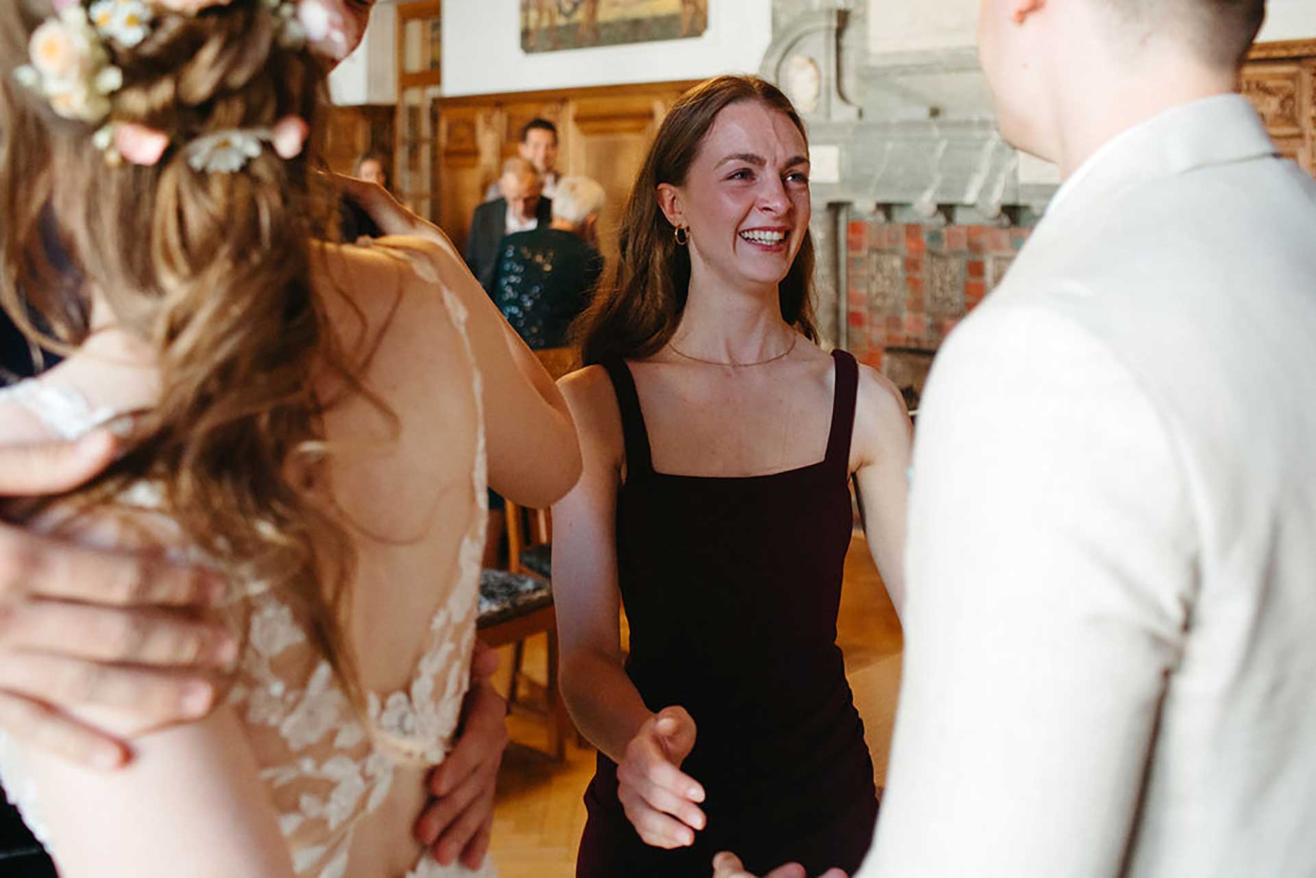 Hochzeitsfotos Standesamt: Frau lächelt zu Bräutigam. Fotografiert von Laura-Sophie Jung