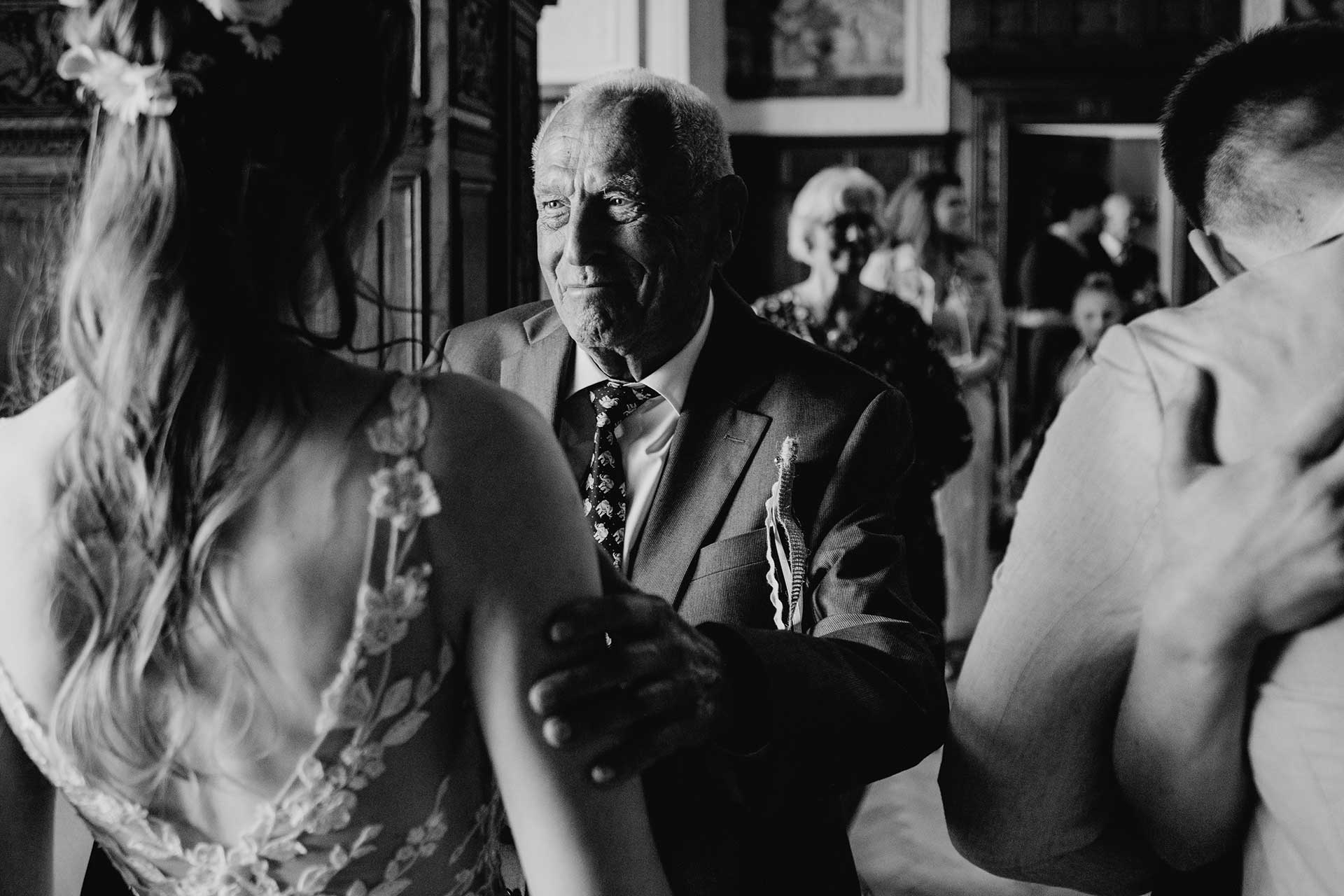 Hochzeitsfotos Standesamt: Stolzer Blick des Großvaters beim Gratulieren. Fotografiert von Laura-Sophie Jung