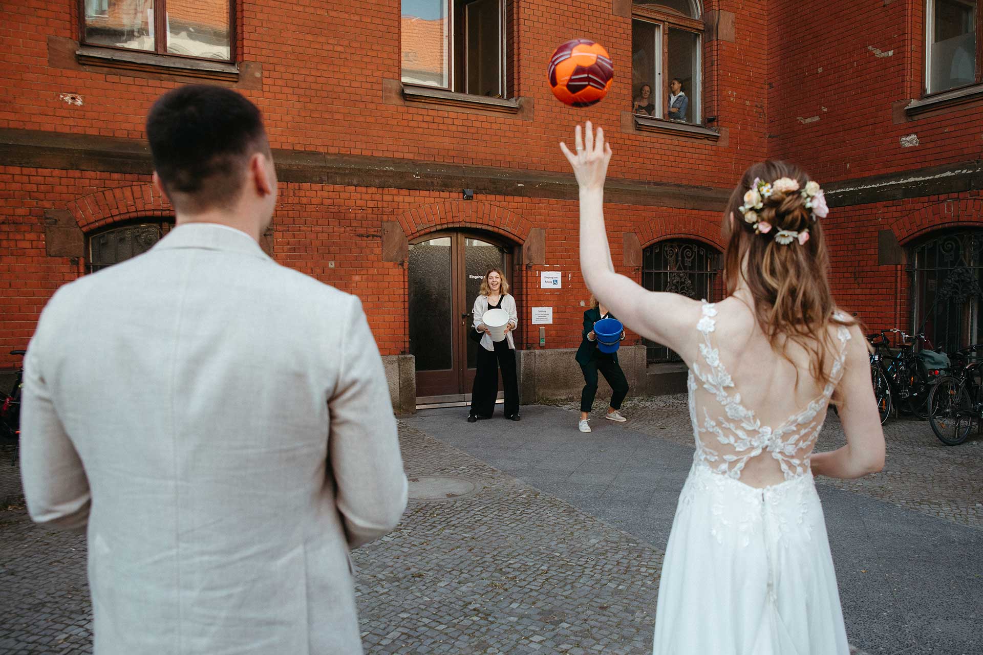 Hochzeitsfotos Standesamt: Braut wirft Ball. Fotografiert von Laura-Sophie Jung