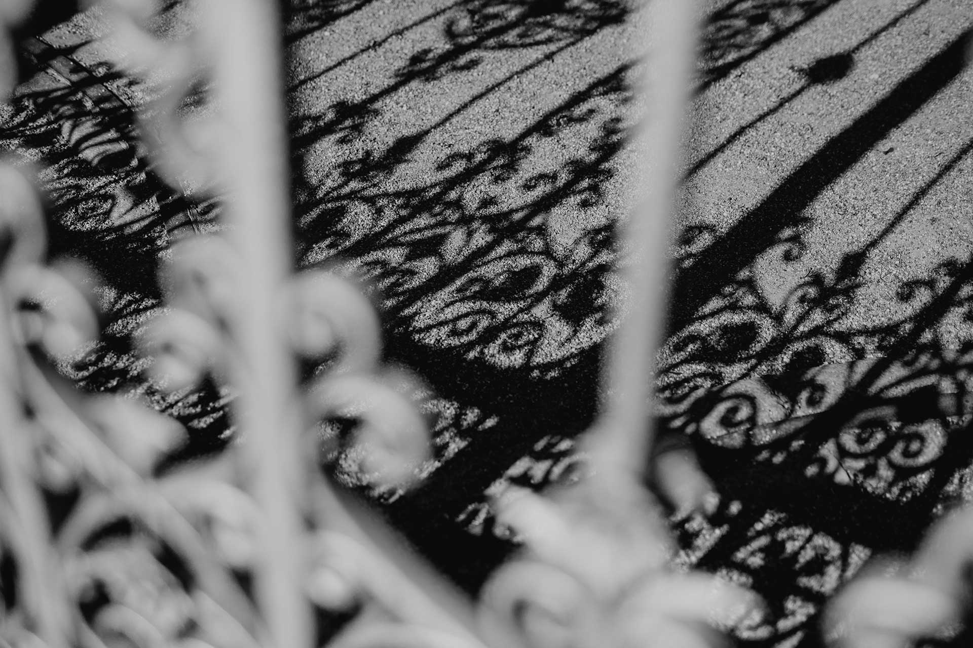 Hochzeitsfotos Standesamt: Licht und Schatten von verzierten Elementen. Fotografiert von Laura-Sophie Jung