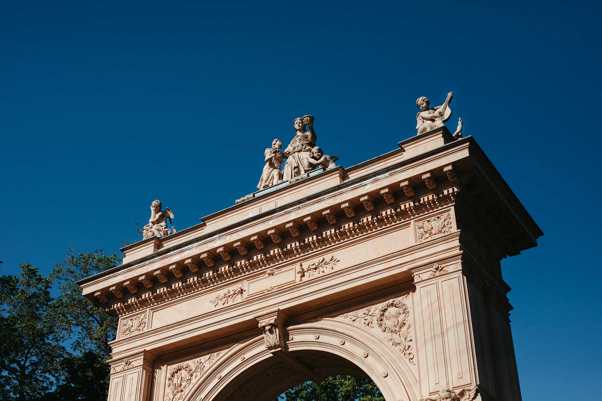 Hochzeitsfotos Standesamt: Statuen auf Gebäude. Fotografiert von Laura-Sophie Jung