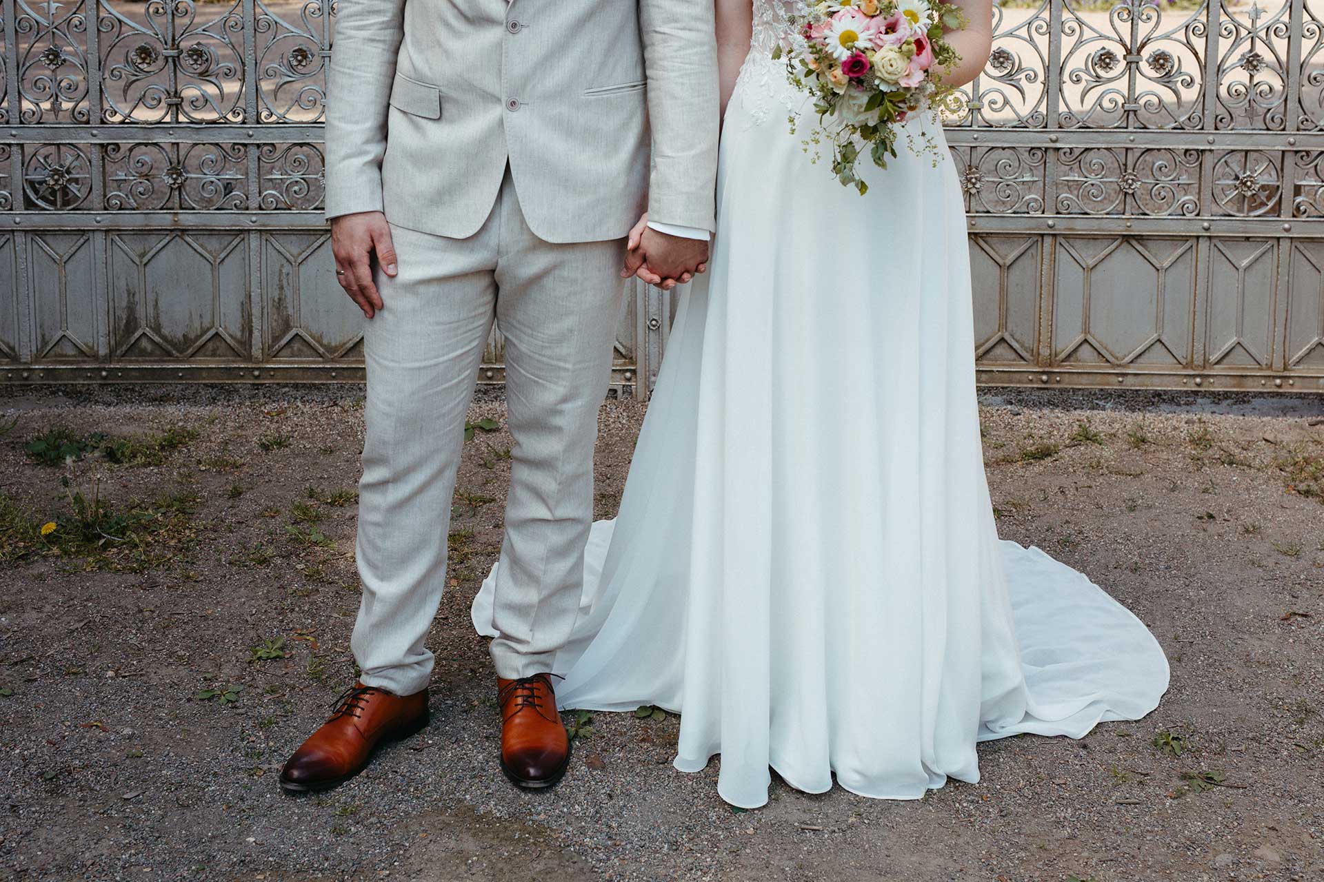 Hochzeitsfotos Standesamt: Braut und Bräutigam stehen nebeneinander. Fotografiert von Laura-Sophie Jung