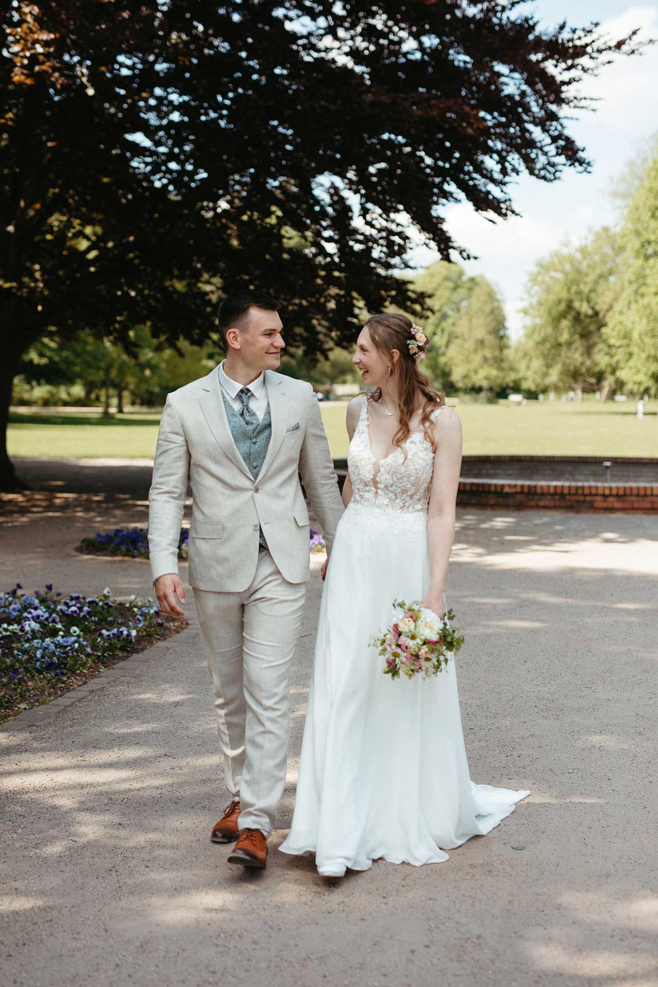 Hochzeitsfotos Standesamt: Paar läuft lachend. Fotografiert von Laura-Sophie Jung