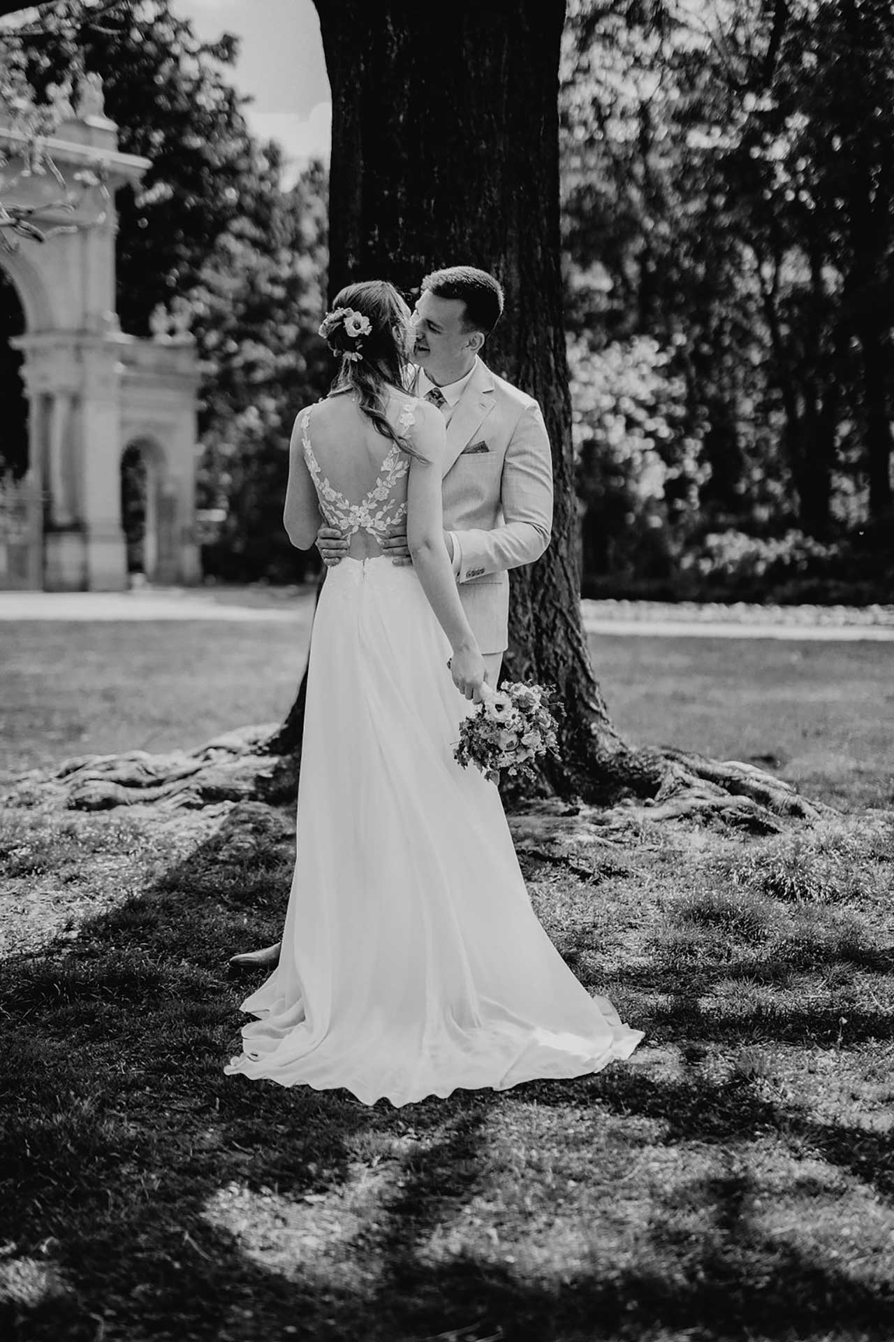 Hochzeitsfotos Standesamt: Hochzeitspaar küsst sich unter Baum. Fotografiert von Laura-Sophie Jung