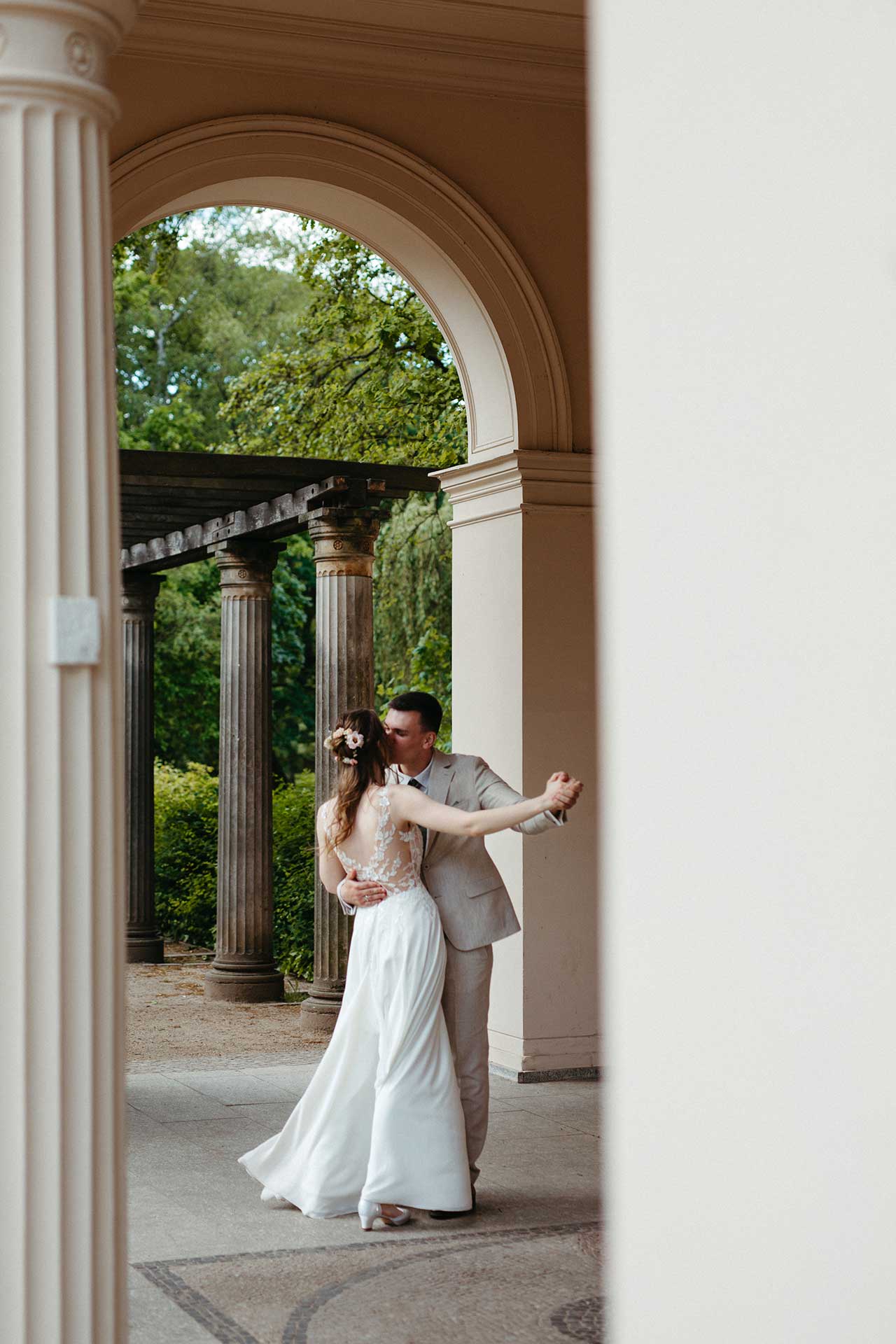 Hochzeitsfotos Standesamt: Tanzendes Paar. Fotografiert von Laura-Sophie Jung