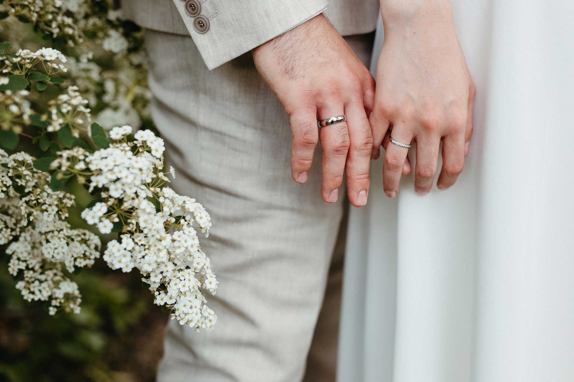 Hochzeitsfotos Standesamt: Hände mit Eheringen. Fotografiert von Laura-Sophie Jung
