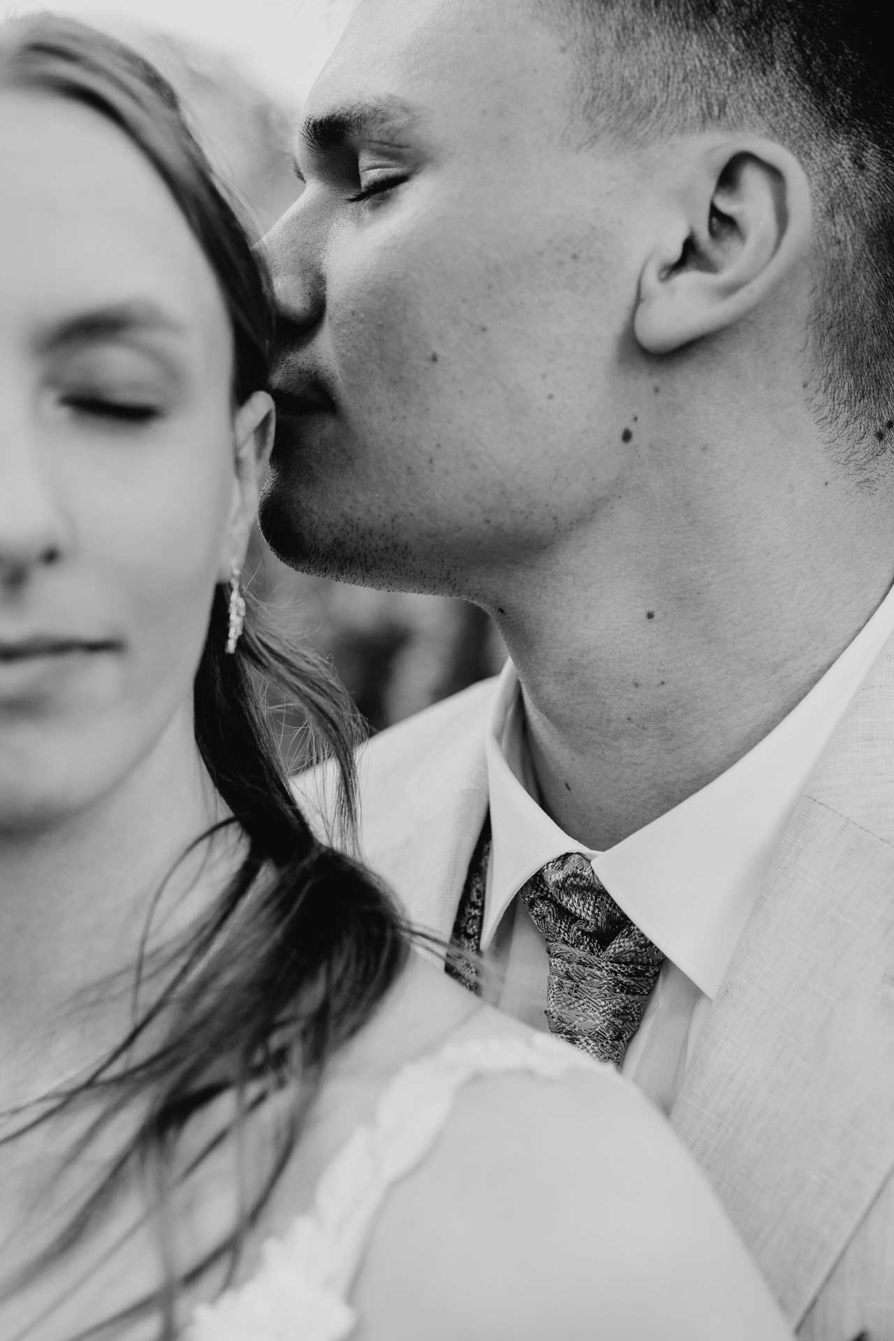 Hochzeitsfotos Standesamt: Bräutigam flüstert Braut ins Ohr. Fotografiert von Laura-Sophie Jung