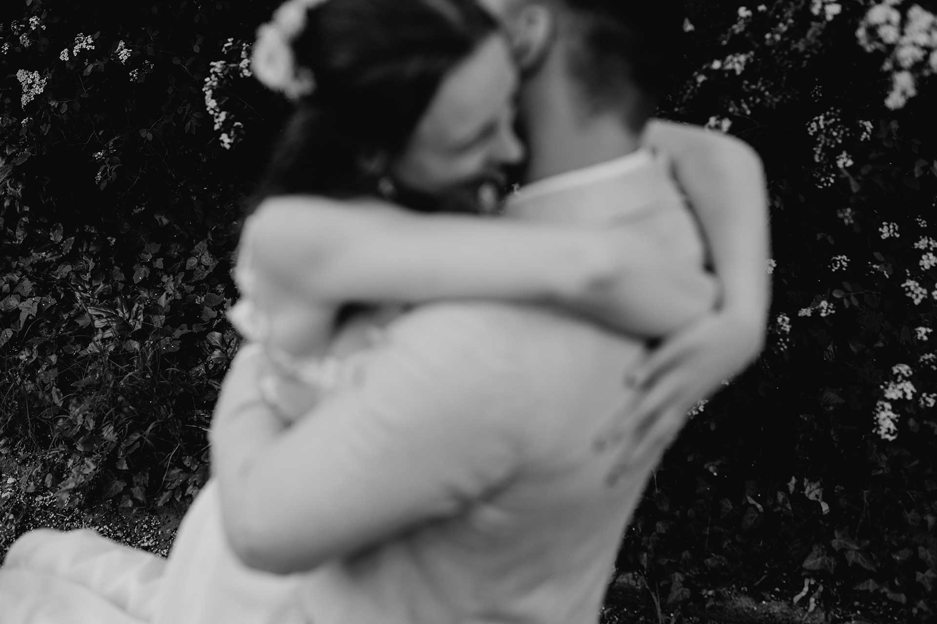 Hochzeitsfotos Standesamt: Umarmung unscharf im Vordergrund. Fotografiert von Laura-Sophie Jung