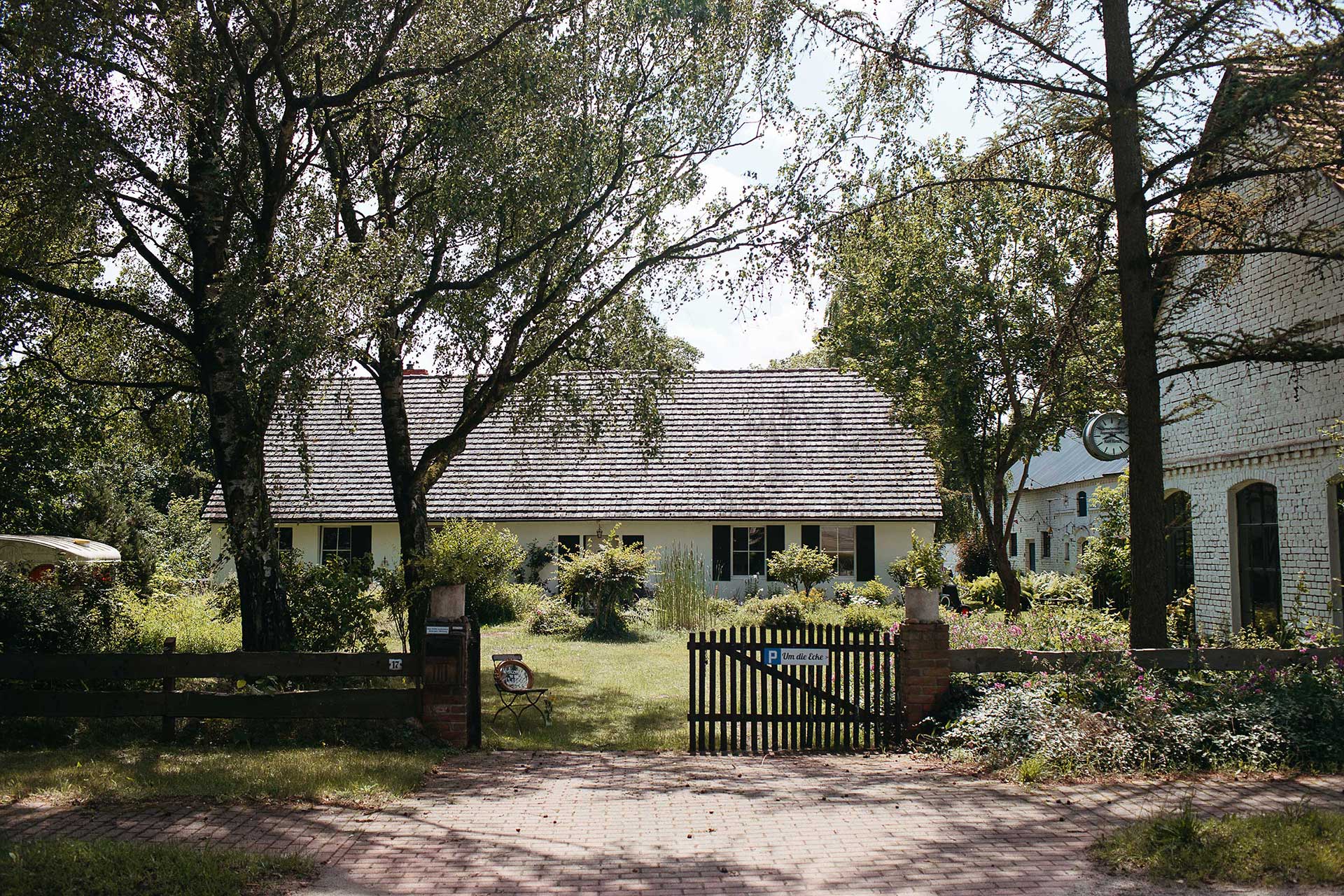 Hochzeitsreportage auf dem Land: Die Hochzeitslocation "Steinreich Leben"in Brandenburg von außen. Foto: Laura-Sophie Jung.