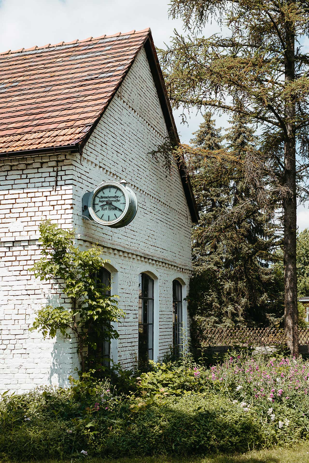 Hochzeitsreportage in Brandenburg: Die Hochzeitslocation Steinreich Leben von außen fotografiert. Foto: Laura-Sophie Jung.