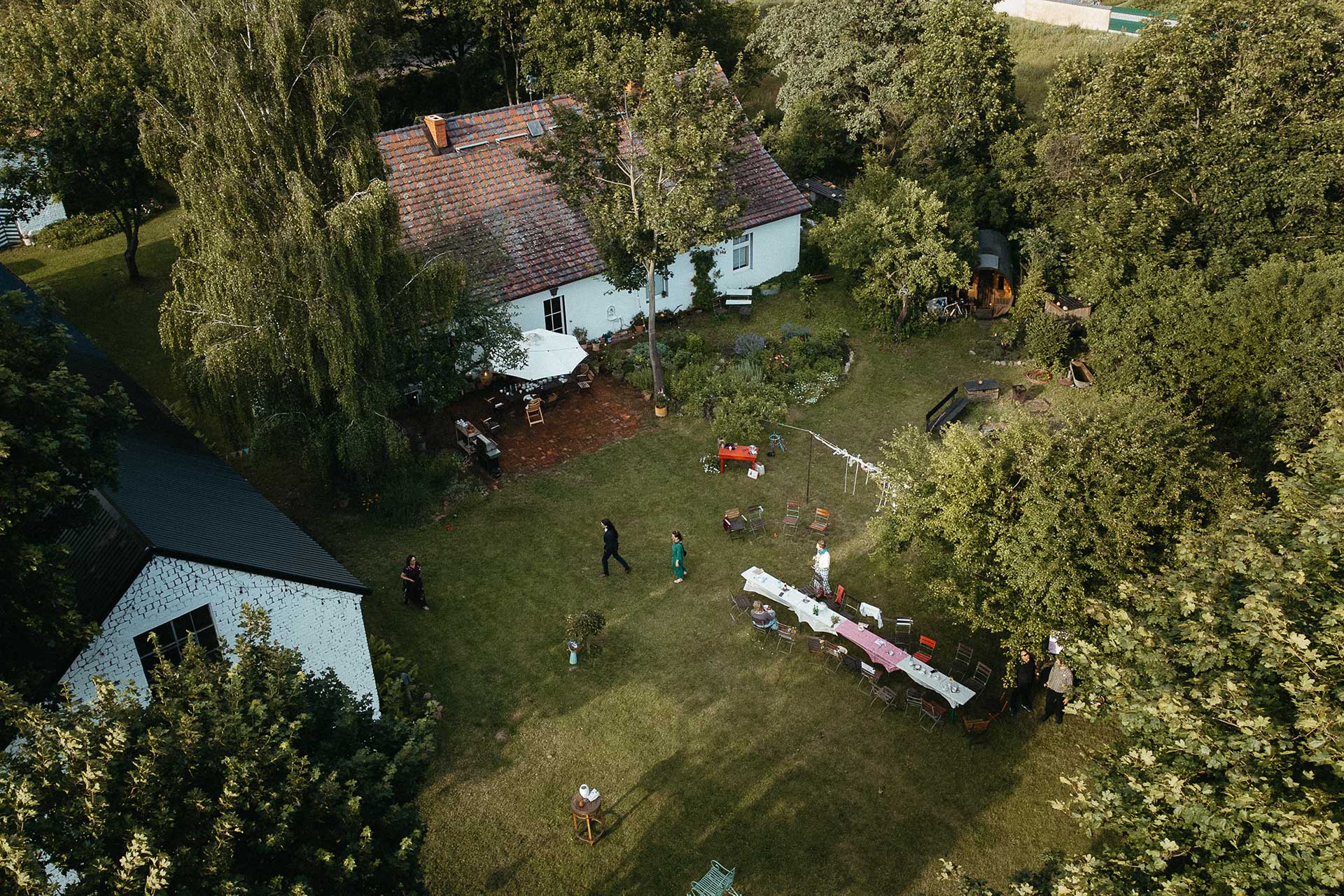 Hochzeit in Brandenburg: Die Location "Steinreich Leben" aus der Vogelperspektive. Foto von Laura-Sophie Jung.