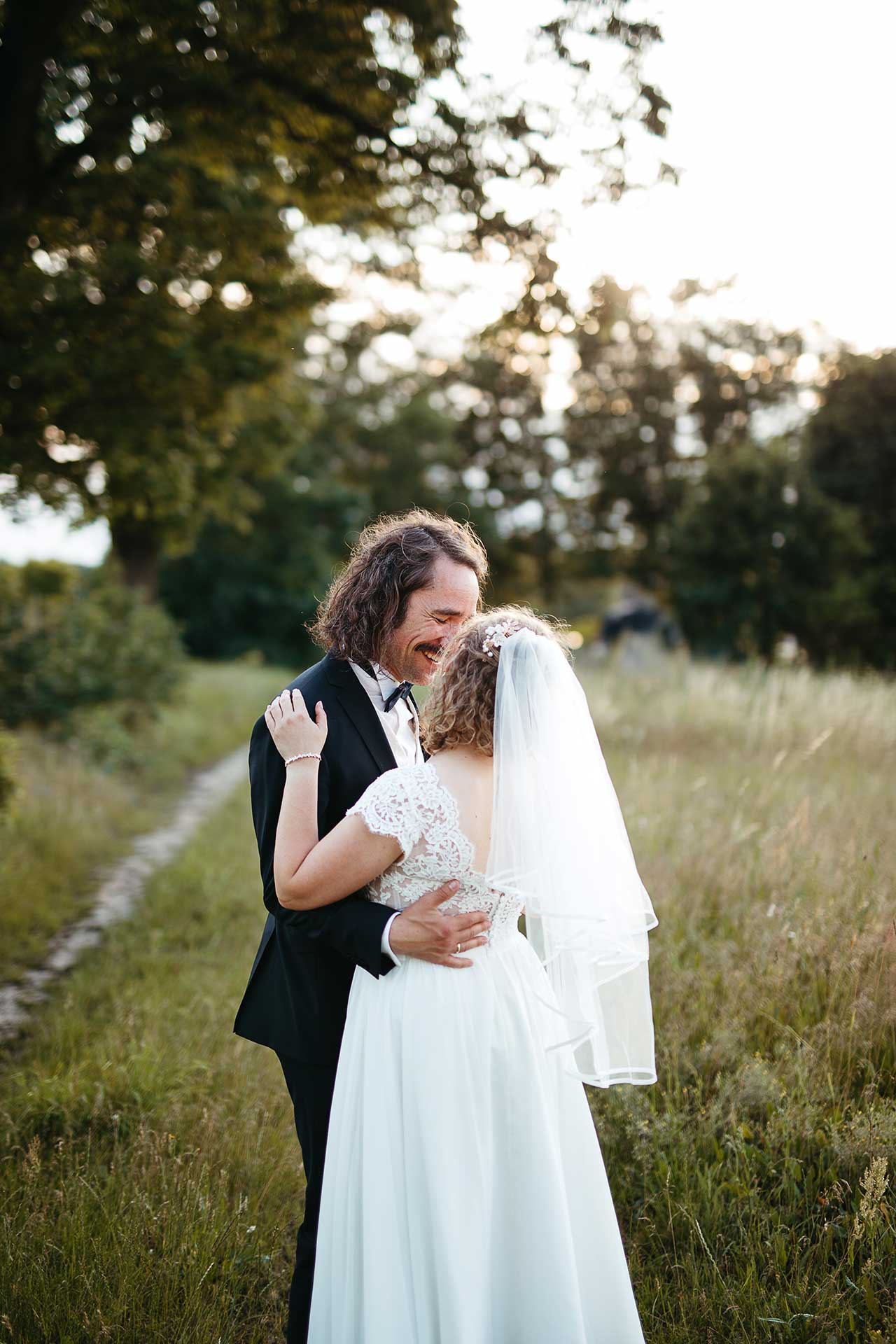 Hochzeit in Brandenburg auf dem Land: Braut und Bräutigam tanzen auf einer Wiese im Freien. Bild von Laura-Sophie Jung.
