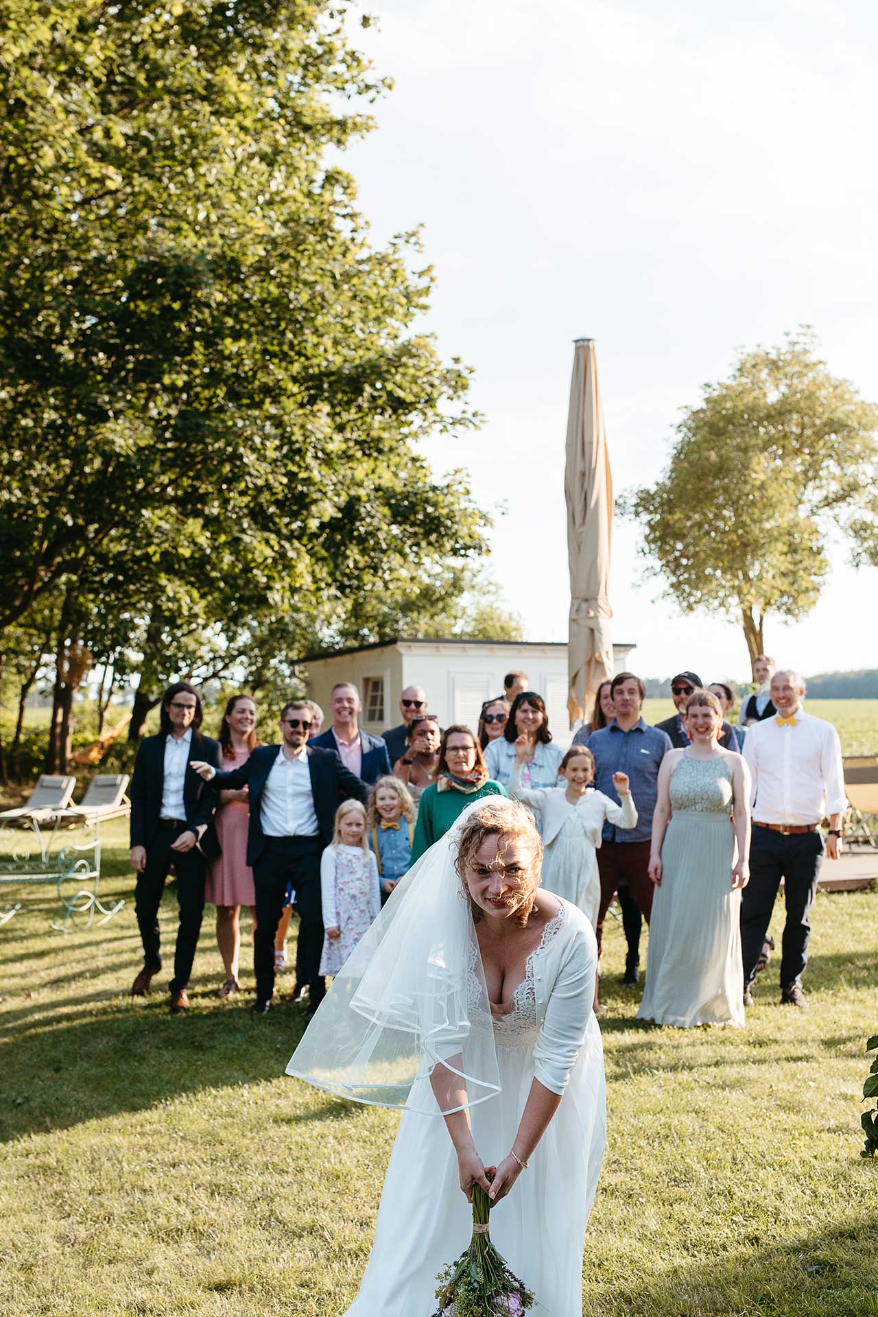 Die Braut im Garten des "Steinreich Leben" - kurz davor den Brautstrauß zu werfen. Foto von Laura-Sophie Jung.